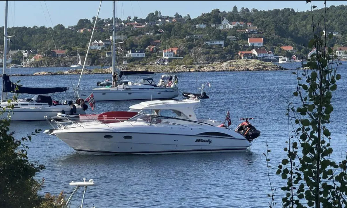 Merdø: {"base": "no", "no": "Ligger her p\u00e5 svai med 3 motorb\u00e5ter i sammen p\u00e5 en dregg utenfor museet.\r\nTil info:\r\nDen midterste r\u00f8de moringsb\u00f8ya har et merke likt som en Neptun-gaffel. Dette betyr at b\u00f8ya fortrinnsvis kan brukes av medlemmer av NHK, (Norsk Havseiler og krysserklubb) men kun da om de har seilb\u00e5t med synlig navn og et gaffelflagg p\u00e5 babord halsing. \r\nDe andre b\u00f8yene er offentlige.", "se": "Ligger h\u00e4r p\u00e5 svaj med 3 motorb\u00e5tar tillsammans p\u00e5 ett ankare utanf\u00f6r museet.<br>\nTill info:<br>\nDen mittersta r\u00f6da f\u00f6rt\u00f6jningsbojen har ett m\u00e4rke liknande en Neptun-gaffel. Detta betyder att bojen fr\u00e4mst kan anv\u00e4ndas av medlemmar i NHK, (Norsk Havseiler- och kryssarklubb) men endast om de har segelb\u00e5t med synligt namn och en gaffelflagga p\u00e5 babord hals.<br>\nDe andra bojarna \u00e4r offentliga.", "en": "Anchor here with 3 motorboats together on an anchor outside the museum. <br> For your information: <br> The middle red mooring buoy has a mark resembling a Neptune fork. This means that the buoy is preferably for use by members of NHK (Norwegian Sailing and Cruiser Club), but only if they have a sailboat with a visible name and a fork flag on the port halyard. <br> The other buoys are public.", "da": "Ligger her p\u00e5 svaj med 3 motorb\u00e5de sammen p\u00e5 en anker udenfor museet. <br><br> Til info: <br> Den midterste r\u00f8de moringsb\u00f8je har et m\u00e6rke ligesom en Neptun-gaffel. Dette betyder, at b\u00f8jen fortrinsvis kan bruges af medlemmer af NHK, (Norsk Havseiler og krydserklub) men kun da om de har sejlb\u00e5d med synligt navn og et gaffelflag p\u00e5 bagbord hals. <br> De andre b\u00f8jer er offentlige.", "fr": "Ancr\u00e9 ici \u00e0 la d\u00e9rive avec 3 bateaux \u00e0 moteur ensemble sur une ancre devant le mus\u00e9e. Pour info : La bou\u00e9e de mouillage rouge au centre a une marque semblable \u00e0 une fourche de Neptune. Cela signifie que la bou\u00e9e peut \u00eatre utilis\u00e9e de pr\u00e9f\u00e9rence par les membres de la NHK (Norsk Havseiler og krysserklubb), mais seulement s'ils ont un voilier avec un nom visible et un pavillon \u00e0 fourche sur le c\u00f4t\u00e9 b\u00e2bord. Les autres bou\u00e9es sont publiques.", "de": "Liegt hier vor Anker mit 3 Motorbooten zusammen an einem Anker vor dem Museum.<br>Zur Information:<br>Die mittlere rote Mooringboje hat ein Zeichen, das einem Neptun-Dreizack \u00e4hnelt. Das bedeutet, dass die Boje vorzugsweise von Mitgliedern des NHK (Norsk Havseiler og krysserklubb) genutzt werden kann, aber nur dann, wenn sie ein Segelboot mit sichtbarem Namen und einer Dreizackflagge an der Steuerbordseite haben.<br>Die anderen Bojen sind \u00f6ffentlich.", "es": "Aqu\u00ed se encuentran fondeados con 3 barcos de motor juntos en un ancla fuera del museo.<br> Informaci\u00f3n:<br> La boya de amarre roja en el medio tiene una marca similar a un tridente de Neptuno. Esto significa que la boya preferentemente puede ser usada por miembros del NHK (Club Noruego de Navegantes y Cruceros), pero solo si tienen un velero con nombre visible y una bandera de tridente en el costado de babor.<br> Las otras boyas son p\u00fablicas.", "it": "Qui ancorate con 3 motoscafi insieme su un'ancora fuori dal museo. <br> Per informazione: <br> La boa di ormeggio rossa centrale ha un segno simile a un tridente di Nettuno. Questo significa che la boa pu\u00f2 essere usata preferibilmente dai membri del NHK (Norsk Havseiler og Krysserklubb), ma solo se hanno una barca a vela con nome visibile e una bandiera a tridente sulla muretta di sinistra. <br> Le altre boe sono pubbliche.", "pt": "Ancorados aqui com 3 barcos a motor juntos utilizando uma \u00e2ncora fora do museu.<br /> Informa\u00e7\u00f5es: <br /> A boia de amarra\u00e7\u00e3o vermelha do meio possui uma marca semelhante a um tridente de Netuno. Isso significa que a boia deve ser preferencialmente usada por membros do NHK (Clube Noruegu\u00eas de Veleiros e Cruzeiros), mas somente se eles tiverem um veleiro com nome vis\u00edvel e uma bandeira de tridente na proa a bombordo. <br /> As outras boias s\u00e3o p\u00fablicas.", "nl": "Ligt hier ten anker met 3 motorboten samen op een anker buiten het museum.<br>Ter info:<br>De middelste rode meerboei heeft een merkteken dat lijkt op een Neptunus-drietand. Dit betekent dat de boei bij voorkeur kan worden gebruikt door leden van NHK (Noorse Zeezeil- en Kruiserclub), maar alleen als ze een zeilboot hebben met een zichtbare naam en een drietandvlag aan de bakboordzijde.<br>De andere boeien zijn openbaar.", "pl": "Zakotwiczone tutaj na boi z trzema \u0142odziami motorowymi na jednej kotwicy przed muzeum.<br>Do wiadomo\u015bci:<br>\u015arodkowa czerwona boja cumownicza ma znak podobny do tr\u00f3jz\u0119bu Neptuna. Oznacza to, \u017ce boja mo\u017ce by\u0107 u\u017cywana g\u0142\u00f3wnie przez cz\u0142onk\u00f3w NHK (Norweskiego Klubu \u017beglarzy i Kr\u0105\u017cownik\u00f3w), ale tylko wtedy, gdy maj\u0105 \u017cagl\u00f3wk\u0119 z widoczn\u0105 nazw\u0105 i flag\u0105 z tr\u00f3jz\u0119bem na lewej halsie.<br>Pozosta\u0142e boje s\u0105 publiczne.", "uk": "\u0421\u0442\u043e\u044f\u0442\u044c \u0442\u0443\u0442 \u043d\u0430 \u044f\u043a\u043e\u0440\u0456 \u0437 3 \u043c\u043e\u0442\u043e\u0440\u043d\u0438\u043c\u0438 \u0447\u043e\u0432\u043d\u0430\u043c\u0438 \u0440\u0430\u0437\u043e\u043c \u043d\u0430 \u044f\u043a\u043e\u0440\u0456 \u0431\u0456\u043b\u044f \u043c\u0443\u0437\u0435\u044e.<br>\u0406\u043d\u0444\u043e\u0440\u043c\u0430\u0446\u0456\u044f:<br>\u0421\u0435\u0440\u0435\u0434\u043d\u0456\u0439 \u0447\u0435\u0440\u0432\u043e\u043d\u0438\u0439 \u0448\u0432\u0430\u0440\u0442\u043e\u0432\u043e\u0447\u043d\u0438\u0439 \u0431\u0443\u0439 \u043c\u0430\u0454 \u0437\u043d\u0430\u043a, \u0441\u0445\u043e\u0436\u0438\u0439 \u043d\u0430 \u0442\u0440\u0438\u0437\u0443\u0431 \u041d\u0435\u043f\u0442\u0443\u043d\u0430. \u0426\u0435 \u043e\u0437\u043d\u0430\u0447\u0430\u0454, \u0449\u043e \u0431\u0443\u0439 \u043f\u0435\u0440\u0435\u0432\u0430\u0436\u043d\u043e \u043c\u043e\u0436\u0443\u0442\u044c \u0432\u0438\u043a\u043e\u0440\u0438\u0441\u0442\u043e\u0432\u0443\u0432\u0430\u0442\u0438 \u0447\u043b\u0435\u043d\u0438 NHK (Norsk Havseiler og Krysserklubb), \u0430\u043b\u0435 \u0442\u0456\u043b\u044c\u043a\u0438 \u0442\u043e\u0434\u0456, \u044f\u043a\u0449\u043e \u0432 \u043d\u0438\u0445 \u0454 \u0432\u0456\u0442\u0440\u0438\u043b\u044c\u043d\u0438\u043a \u0437 \u0432\u0438\u0434\u0438\u043c\u0438\u043c \u0456\u043c\u0435\u043d\u0435\u043c \u0442\u0430 \u043f\u0440\u0430\u043f\u043e\u0440\u043e\u043c \u0437 \u0442\u0440\u0438\u0437\u0443\u0431\u043e\u043c \u043d\u0430 \u043b\u0456\u0432\u043e\u043c\u0443 \u0431\u043e\u0440\u0442\u0443.<br>\u0406\u043d\u0448\u0456 \u0431\u0443\u0457 \u0454 \u0433\u0440\u043e\u043c\u0430\u0434\u0441\u044c\u043a\u0438\u043c\u0438.", "ro": "Sunt aici la ancoraj \u00eempreun\u0103 cu 3 b\u0103rci cu motor, pe o singur\u0103 ancor\u0103, \u00een afara muzeului.<br> Informa\u021bii:<br> B\u00f3ia ro\u0219ie din mijloc are un marcaj similar cu un trident al lui Neptun. Acest lucru \u00eenseamn\u0103 c\u0103 b\u00f3ia poate fi folosit\u0103 \u00een principal de membrii NHK (Clubul Norvegian de Naviga\u021bie \u0219i Croazier\u0103), dar numai dac\u0103 au un velier cu nume vizibil \u0219i un steag cu trident la bordul din st\u00e2nga.<br> Alte b\u00f3ie sunt publice.", "tr": "Burada m\u00fczenin d\u0131\u015f\u0131nda bir \u00e7apada 3 motorlu tekne ile demirlemi\u015f durumda.<br>Bilgilendirme i\u00e7in:<br>Ortadaki k\u0131rm\u0131z\u0131 \u015famand\u0131rada, Nept\u00fcn'\u00fcn \u00e7atal\u0131na benzeyen bir i\u015faret var. Bu, \u015famand\u0131ran\u0131n \u00f6ncelikle NHK \u00fcyeleri (Norsk Havseiler og krysserklubb) taraf\u0131ndan kullan\u0131labilece\u011fi anlam\u0131na gelir, ancak yaln\u0131zca yelkenli tekne ile g\u00f6r\u00fcnen bir isim ve iskele bordas\u0131na as\u0131l\u0131 bir \u00e7atal bayra\u011f\u0131 varsa m\u00fcmk\u00fcnd\u00fcr.<br>Di\u011fer \u015famand\u0131ralar kamuya a\u00e7\u0131kt\u0131r.", "el": "\u0391\u03b3\u03ba\u03c5\u03c1\u03bf\u03b2\u03bf\u03bb\u03bf\u03cd\u03bd \u03b5\u03b4\u03ce \u03bc\u03b5 3 \u03bc\u03b7\u03c7\u03b1\u03bd\u03bf\u03ba\u03af\u03bd\u03b7\u03c4\u03b1 \u03c3\u03ba\u03ac\u03c6\u03b7 \u03bc\u03b1\u03b6\u03af \u03c3\u03b5 \u03bc\u03af\u03b1 \u03ac\u03b3\u03ba\u03c5\u03c1\u03b1 \u03ad\u03be\u03c9 \u03b1\u03c0\u03cc \u03c4\u03bf \u03bc\u03bf\u03c5\u03c3\u03b5\u03af\u03bf. \u0393\u03b9\u03b1 \u03b5\u03bd\u03b7\u03bc\u03ad\u03c1\u03c9\u03c3\u03b7: \u0397 \u03bc\u03b5\u03c3\u03b1\u03af\u03b1 \u03ba\u03cc\u03ba\u03ba\u03b9\u03bd\u03b7 \u03c3\u03b7\u03bc\u03b1\u03b4\u03bf\u03cd\u03c1\u03b1 \u03c0\u03c1\u03cc\u03c3\u03b4\u03b5\u03c3\u03b7\u03c2 \u03ad\u03c7\u03b5\u03b9 \u03ad\u03bd\u03b1 \u03c3\u03b7\u03bc\u03ac\u03b4\u03b9 \u03c0\u03b1\u03c1\u03cc\u03bc\u03bf\u03b9\u03bf \u03bc\u03b5 \u03c4\u03c1\u03af\u03b1\u03b9\u03bd\u03b1 \u03c4\u03bf\u03c5 \u03a0\u03bf\u03c3\u03b5\u03b9\u03b4\u03ce\u03bd\u03b1. \u0391\u03c5\u03c4\u03cc \u03c3\u03b7\u03bc\u03b1\u03af\u03bd\u03b5\u03b9 \u03cc\u03c4\u03b9 \u03b7 \u03c3\u03b7\u03bc\u03b1\u03b4\u03bf\u03cd\u03c1\u03b1 \u03bc\u03c0\u03bf\u03c1\u03b5\u03af \u03ba\u03b1\u03c4\u03ac \u03c0\u03c1\u03bf\u03c4\u03af\u03bc\u03b7\u03c3\u03b7 \u03bd\u03b1 \u03c7\u03c1\u03b7\u03c3\u03b9\u03bc\u03bf\u03c0\u03bf\u03b9\u03b7\u03b8\u03b5\u03af \u03b1\u03c0\u03cc \u03bc\u03ad\u03bb\u03b7 \u03c4\u03bf\u03c5 NHK (\u039d\u03bf\u03c1\u03b2\u03b7\u03b3\u03b9\u03ba\u03cc\u03c2 \u038c\u03bc\u03b9\u03bb\u03bf\u03c2 \u0398\u03b1\u03bb\u03ac\u03c3\u03c3\u03b9\u03c9\u03bd \u0399\u03c3\u03c4\u03b9\u03bf\u03c0\u03bb\u03cc\u03c9\u03bd \u03ba\u03b1\u03b9 \u039a\u03c1\u03bf\u03c5\u03b1\u03b6\u03b9\u03ad\u03c1\u03b1\u03c2), \u03b1\u03bb\u03bb\u03ac \u03bc\u03cc\u03bd\u03bf \u03b5\u03ac\u03bd \u03ad\u03c7\u03bf\u03c5\u03bd \u03b9\u03c3\u03c4\u03b9\u03bf\u03c6\u03cc\u03c1\u03bf \u03bc\u03b5 \u03b5\u03bc\u03c6\u03b1\u03bd\u03ad\u03c2 \u03cc\u03bd\u03bf\u03bc\u03b1 \u03ba\u03b1\u03b9 \u03c3\u03b7\u03bc\u03b1\u03af\u03b1 \u03c4\u03c1\u03af\u03b1\u03b9\u03bd\u03b1\u03c2 \u03c3\u03c4\u03bf\u03bd \u03b1\u03c1\u03b9\u03c3\u03c4\u03b5\u03c1\u03cc \u03b9\u03c3\u03c4\u03cc. \u039f\u03b9 \u03ac\u03bb\u03bb\u03b5\u03c2 \u03c3\u03b7\u03bc\u03b1\u03b4\u03bf\u03cd\u03c1\u03b5\u03c2 \u03b5\u03af\u03bd\u03b1\u03b9 \u03b4\u03b7\u03bc\u03cc\u03c3\u03b9\u03b5\u03c2.", "cs": "Stoj\u00ed zde na kotv\u011b spolu s 3 motorov\u00fdmi lod\u011bmi na jednom kotv\u011b u muzea. <br> Pro informaci: <br> St\u0159edn\u00ed \u010derven\u00e1 kotevn\u00ed b\u00f3je m\u00e1 ozna\u010den\u00ed podobn\u00e9 Neptunovu trojzubci. To znamen\u00e1, \u017ee b\u00f3ji mohou p\u0159ednostn\u011b pou\u017e\u00edvat \u010dlenov\u00e9 NHK (Norsk\u00fd klub oce\u00e1nsk\u00fdch jachta\u0159\u016f a k\u0159i\u017en\u00edk\u016f), ale pouze pokud maj\u00ed plachetnici s viditeln\u00fdm jm\u00e9nem a na levoboku vlajku s trojzubcem. <br> Ostatn\u00ed b\u00f3je jsou ve\u0159ejn\u00e9.", "hu": "Itt horgonyzunk h\u00e1rom motorcs\u00f3nakkal egy\u00fctt a m\u00fazeum el\u0151tt, egy horgonnyal. T\u00e1j\u00e9koztat\u00e1sul: A k\u00f6z\u00e9ps\u0151 piros b\u00f3j\u00e1n egy Neptun-vill\u00e1hoz hasonl\u00f3 jel tal\u00e1lhat\u00f3. Ez azt jelenti, hogy a b\u00f3j\u00e1t els\u0151sorban az NHK (Norv\u00e9g Tengeri Vitorl\u00e1s \u00e9s Keresztklub) tagjai haszn\u00e1lhatj\u00e1k, de csak akkor, ha nev\u00fck \u00e9s egy vill\u00e1s lobog\u00f3 l\u00e1that\u00f3 a bal oldali vitorl\u00e1n. A t\u00f6bbi b\u00f3ja nyilv\u00e1nos.", "fi": "<p>Makaa t\u00e4\u00e4ll\u00e4 ankkurissa kolmen moottoriveneen kanssa samassa dreggassa museon ulkopuolella.</p>\n<p>Tietoa:</p>\n<p>Keskimm\u00e4isess\u00e4 punaisessa poijussa on merkki, joka muistuttaa Neptunuksen haarukkaa. T\u00e4m\u00e4 tarkoittaa, ett\u00e4 poijua voivat mieluiten k\u00e4ytt\u00e4\u00e4 NHK:n (Norjan Merenk\u00e4vij\u00e4- ja risteilyklubi) j\u00e4senet, mutta vain jos heill\u00e4 on n\u00e4kyv\u00e4 nimi ja haarukkalippu vasemmassa halssissa olevassa purjeveneess\u00e4.</p>\n<p>Muut poijut ovat julkisia.</p>", "bg": "\u041d\u0430\u043c\u0438\u0440\u0430\u043c\u0435 \u0441\u0435 \u043d\u0430 \u043a\u043e\u0442\u0432\u0430 \u0441 3 \u043c\u043e\u0442\u043e\u0440\u043d\u0438 \u043b\u043e\u0434\u043a\u0438 \u0437\u0430\u0435\u0434\u043d\u043e \u043d\u0430 \u0435\u0434\u043d\u0430 \u043a\u043e\u0442\u0432\u0430 \u043f\u0440\u0435\u0434 \u043c\u0443\u0437\u0435\u044f.<br />\u0418\u043d\u0444\u043e\u0440\u043c\u0430\u0446\u0438\u044f:<br />\u0421\u0440\u0435\u0434\u043d\u0430\u0442\u0430 \u0447\u0435\u0440\u0432\u0435\u043d\u0430 \u043c\u043e\u0440\u0441\u043a\u0430 \u0448\u0430\u043c\u0430\u043d\u0434\u0443\u0440\u0430 \u0438\u043c\u0430 \u0437\u043d\u0430\u043a, \u043f\u043e\u0434\u043e\u0431\u0435\u043d \u043d\u0430 \u0442\u0440\u0438\u0437\u044a\u0431\u0435\u0446 \u043d\u0430 \u041d\u0435\u043f\u0442\u0443\u043d. \u0422\u043e\u0432\u0430 \u043e\u0437\u043d\u0430\u0447\u0430\u0432\u0430, \u0447\u0435 \u0448\u0430\u043c\u0430\u043d\u0434\u0443\u0440\u0430\u0442\u0430 \u043c\u043e\u0436\u0435 \u0434\u0430 \u0441\u0435 \u0438\u0437\u043f\u043e\u043b\u0437\u0432\u0430 \u043f\u0440\u0435\u0434\u0438\u043c\u043d\u043e \u043e\u0442 \u0447\u043b\u0435\u043d\u043e\u0432\u0435 \u043d\u0430 NHK (\u041d\u043e\u0440\u0432\u0435\u0436\u043a\u0438\u044f\u0442 \u043a\u043b\u0443\u0431 \u043d\u0430 \u043e\u043a\u0435\u0430\u043d\u0441\u043a\u0438\u0442\u0435 \u0438 \u043a\u0440\u044a\u0441\u0442\u043e\u0441\u0432\u0430\u0449\u0438\u0442\u0435 \u043c\u043e\u0440\u044f\u0446\u0438), \u043d\u043e \u0441\u0430\u043c\u043e \u0430\u043a\u043e \u0438\u043c\u0430\u0442 \u0432\u0435\u0442\u0440\u043e\u0445\u043e\u0434\u043d\u0430 \u043b\u043e\u0434\u043a\u0430 \u0441 \u0432\u0438\u0434\u0438\u043c\u043e \u0438\u043c\u0435 \u0438 \u0444\u043b\u0430\u0433 \u0441 \u0442\u0440\u0438\u0437\u044a\u0431\u0435\u0446 \u043d\u0430 \u043b\u0435\u0432\u0438\u044f \u043d\u043e\u0441.<br />\u0414\u0440\u0443\u0433\u0438\u0442\u0435 \u0448\u0430\u043c\u0430\u043d\u0434\u0443\u0440\u0438 \u0441\u0430 \u043e\u0431\u0449\u0435\u0441\u0442\u0432\u0435\u043d\u043e \u0434\u043e\u0441\u0442\u043e\u044f\u043d\u0438\u0435.", "sr": "\u041d\u0430\u043b\u0430\u0437\u0438\u043c\u043e \u0441\u0435 \u043e\u0432\u0434\u0435 \u043d\u0430 \u0441\u0438\u0434\u0440\u0438\u0448\u0442\u0443 \u0441\u0430 3 \u043c\u043e\u0442\u043e\u0440\u043d\u0430 \u0447\u0430\u043c\u0446\u0430 \u043a\u043e\u0458\u0430 \u0441\u0443 \u0437\u0430\u0458\u0435\u0434\u043d\u043e \u043d\u0430 \u0458\u0435\u0434\u043d\u043e\u0458 \u0441\u0438\u0434\u0440\u0438\u0446\u0438 \u0438\u0441\u043f\u0440\u0435\u0434 \u043c\u0443\u0437\u0435\u0458\u0430.<br>\u0417\u0430 \u0438\u043d\u0444\u043e\u0440\u043c\u0430\u0446\u0438\u0458\u0443:<br>\u0421\u0440\u0435\u0434\u0438\u0448\u045a\u0430 \u0446\u0440\u0432\u0435\u043d\u0430 \u0431\u043e\u0432\u0435 \u0438\u043c\u0430 \u043e\u0437\u043d\u0430\u043a\u0443 \u0441\u043b\u0438\u0447\u043d\u0443 \u041d\u0435\u043f\u0442\u0443\u043d\u043e\u0432\u043e\u043c \u0442\u0440\u043e\u0437\u0443\u043f\u0446\u0443. \u041e\u0432\u043e \u0437\u043d\u0430\u0447\u0438 \u0434\u0430 \u0431\u043e\u0432\u0443 \u043f\u0440\u0435\u0442\u0435\u0436\u043d\u043e \u043c\u043e\u0433\u0443 \u043a\u043e\u0440\u0438\u0441\u0442\u0438\u0442\u0438 \u0447\u043b\u0430\u043d\u043e\u0432\u0438 NHK (\u041d\u043e\u0440\u0432\u0435\u0448\u043a\u0438 \u041a\u043b\u0443\u0431 \u041a\u0440\u0443\u0437\u0435\u0440\u0430), \u0430\u043b\u0438 \u0441\u0430\u043c\u043e \u0430\u043a\u043e \u0438\u043c\u0430\u0458\u0443 \u0458\u0435\u0434\u0440\u0438\u043b\u0438\u0446\u0443 \u0441\u0430 \u0432\u0438\u0434\u0459\u0438\u0432\u0438\u043c \u0438\u043c\u0435\u043d\u043e\u043c \u0438 \u0437\u0430\u0441\u0442\u0430\u0432\u043e\u043c \u0441\u0430 \u0442\u0440\u043e\u0437\u0443\u043f\u0446\u0435\u043c \u043d\u0430 \u043b\u0435\u0432\u043e\u0458 \u0441\u0442\u0440\u0430\u043d\u0438.<br>\u041e\u0441\u0442\u0430\u043b\u0435 \u0431\u043e\u0432\u0435 \u0441\u0443 \u0458\u0430\u0432\u043d\u0435.", "et": "Ole siin ankrus koos 3 mootorkaatriga \u00fche ankru otsas muuseumi ees. Informatsiooniks: Keskmisel punasel poil on m\u00e4rk, mis sarnaneb Neptuni kolmhargiga. See t\u00e4hendab, et poi on eelistatult kasutamiseks NHK (Norra Meres\u00f5itjate ja ristlejate klubi) liikmetele, kuid ainult siis, kui neil on purjekas n\u00e4htava nime ja kolmhargi lipuga vasakus pardas. Teised poi on avalikud.", "lv": "\u0160eit atrodas tr\u012bs motorlaivas uz enkura \u0101rpus muzeja.\nInform\u0101cijai:\nVid\u0113j\u0101 sarkan\u0101 m\u016br\u0137\u0113de ir apz\u012bm\u0113ta ar simbolu, kas l\u012bdzin\u0101s Nept\u016bna dak\u0161i\u0146ai. Tas noz\u012bm\u0113, ka m\u016br\u0137\u0113de galvenok\u0101rt paredz\u0113ta NHK (Norsk Havseiler og krysserklubb) biedriem, bet tikai tad, ja vi\u0146iem ir burulaiva ar redzamu nosaukumu un dak\u0161i\u0146as karogu kreisaj\u0101 s\u0101npant\u0101.\nCitas m\u016br\u0137\u0113des ir publiskas.", "lt": "Stovi \u010dia ant inkar\u0173 su trimis motorin\u0117mis valtimis \u0161alia viename inkaruoja \u0161alia muziejaus. Informacija: Vidurin\u0117 raudona pl\u016bd\u0117 turi \u017eenkl\u0105, pana\u0161\u0173 \u012f Nept\u016bno \u0161ak\u0119. Tai rei\u0161kia, kad pl\u016bd\u0117 gali b\u016bti naudojama NHK (Norvegijos j\u016breivi\u0173 ir krosoveri\u0173 klubas) nari\u0173, ta\u010diau tik tada, jei jie turi buriavimo laiv\u0105 su matomu pavadinimu ir \u0161ak\u0117s v\u0117liava ant kairiojo borto skardinimo. Kitos pl\u016bd\u0117s yra vie\u0161os."}