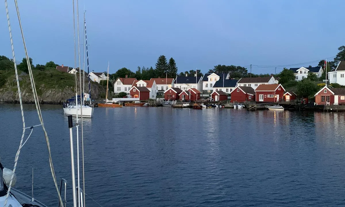 Merdø: {"base": "no", "no": "Vestsiden av svaibukta p\u00e5 Merd\u00f8", "se": "V\u00e4stsidan av svajviken p\u00e5 Merd\u00f8", "en": "West side of the swinging bay at Merd\u00f8", "da": "Vestsiden af svajebugten p\u00e5 Merd\u00f8"}