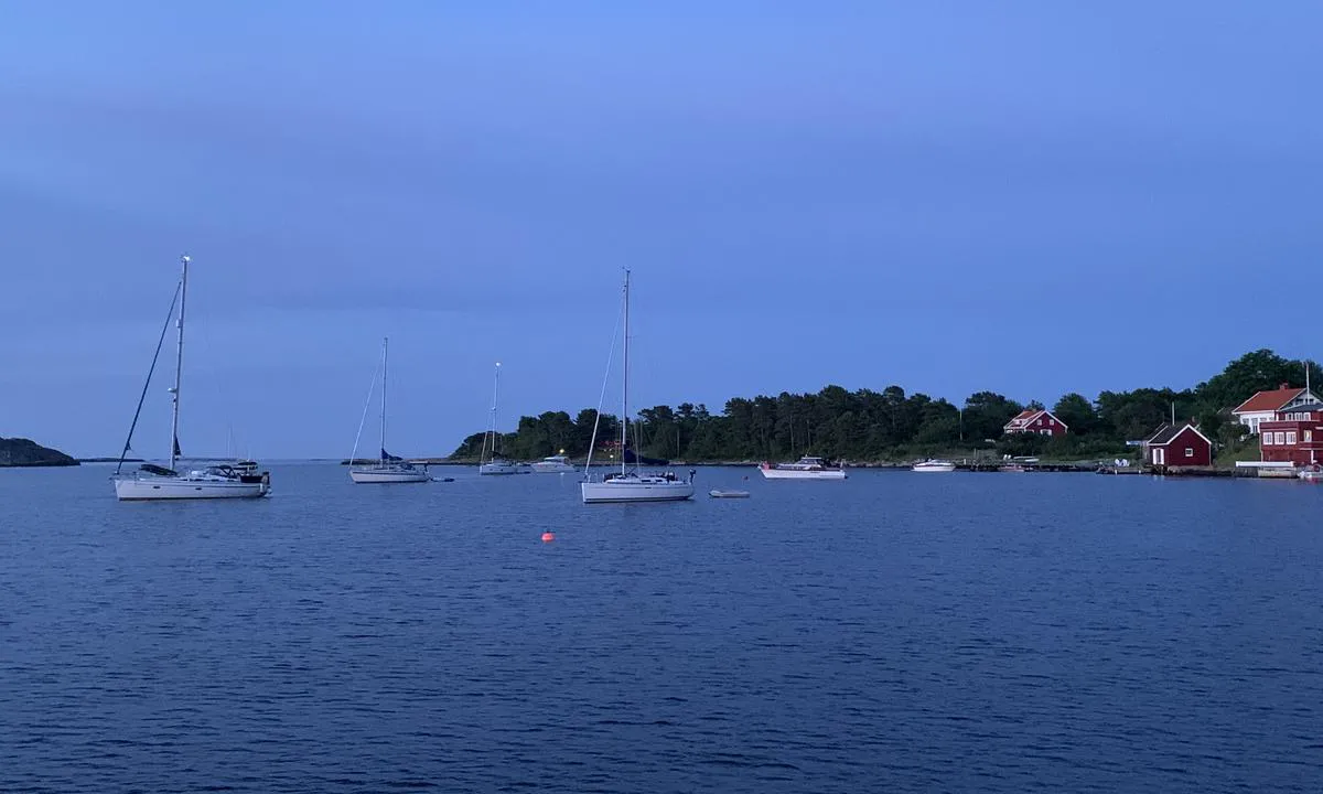 Merdø: {"base": "no", "no": "Fin svaibukt. Museet helt til H\u00f8yre i bildet har en offentlig brygge men denne brukes i hovedsak til dagsbes\u00f8k i mindre b\u00e5ter.", "se": "Fin svajvik. Museet l\u00e4ngst till h\u00f6ger i bilden har en offentlig brygga men denna anv\u00e4nds huvudsakligen f\u00f6r dagsbes\u00f6k av mindre b\u00e5tar.", "en": "Nice anchorage. The museum all the way to the right in the picture has a public dock, but this is mainly used for daytime visits by smaller boats.", "da": "Fin svingbugt. Museet helt til h\u00f8jre i billedet har en offentlig brygge, men denne bruges hovedsagelig til dagsbes\u00f8g med mindre b\u00e5de."}