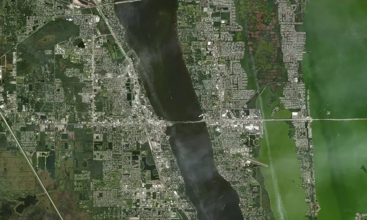 Flyfoto av Merritt Island Bridge