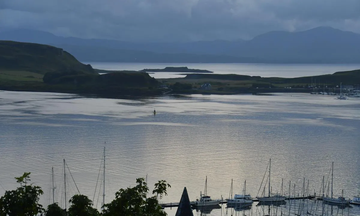 Mhor Bay: Dette biletet er teke frå Oban  Mohr bay er på andre sida av landtunga, midt i bildet. I forgrunn; gjestehavna i Oban