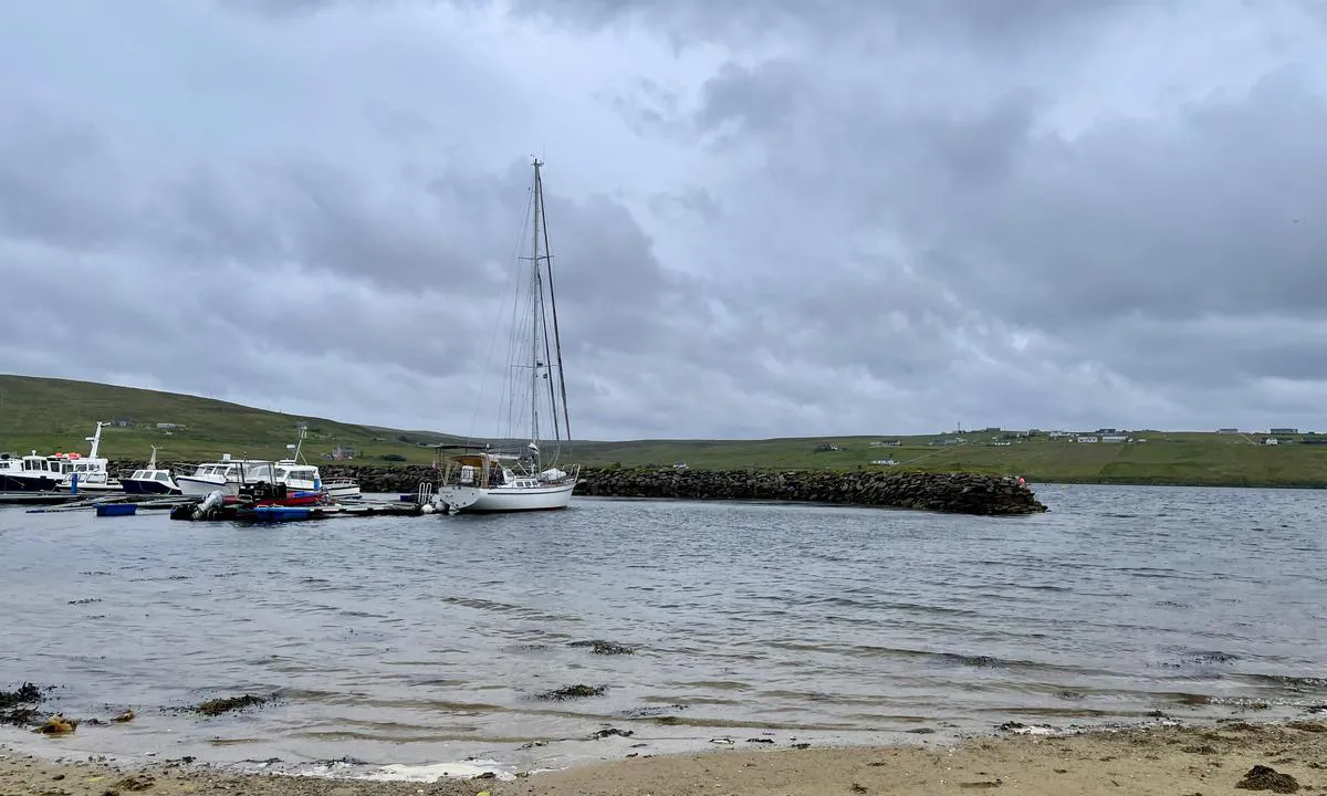 Mid Yell Marina: {"base": "en", "no": "Dybde ved hammerhodet 1,5m ved springlavvann", "se": "Djup vid hammerhead 1,5m vid nipflod", "en": "Depth at the hammerhead 1,5m at nip tide", "da": "Dybde ved hammerhovedet 1,5m ved nippeflod"}