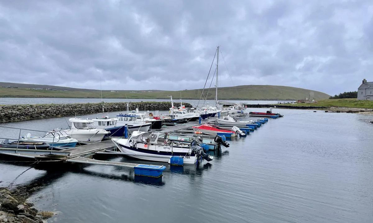 Mid Yell Marina: {"base": "en", "no": "Marinaen er ganske slitt", "se": "Marinan \u00e4r ganska sliten", "en": "The marina is rather worn", "da": "Marinaen er temmelig slidt"}