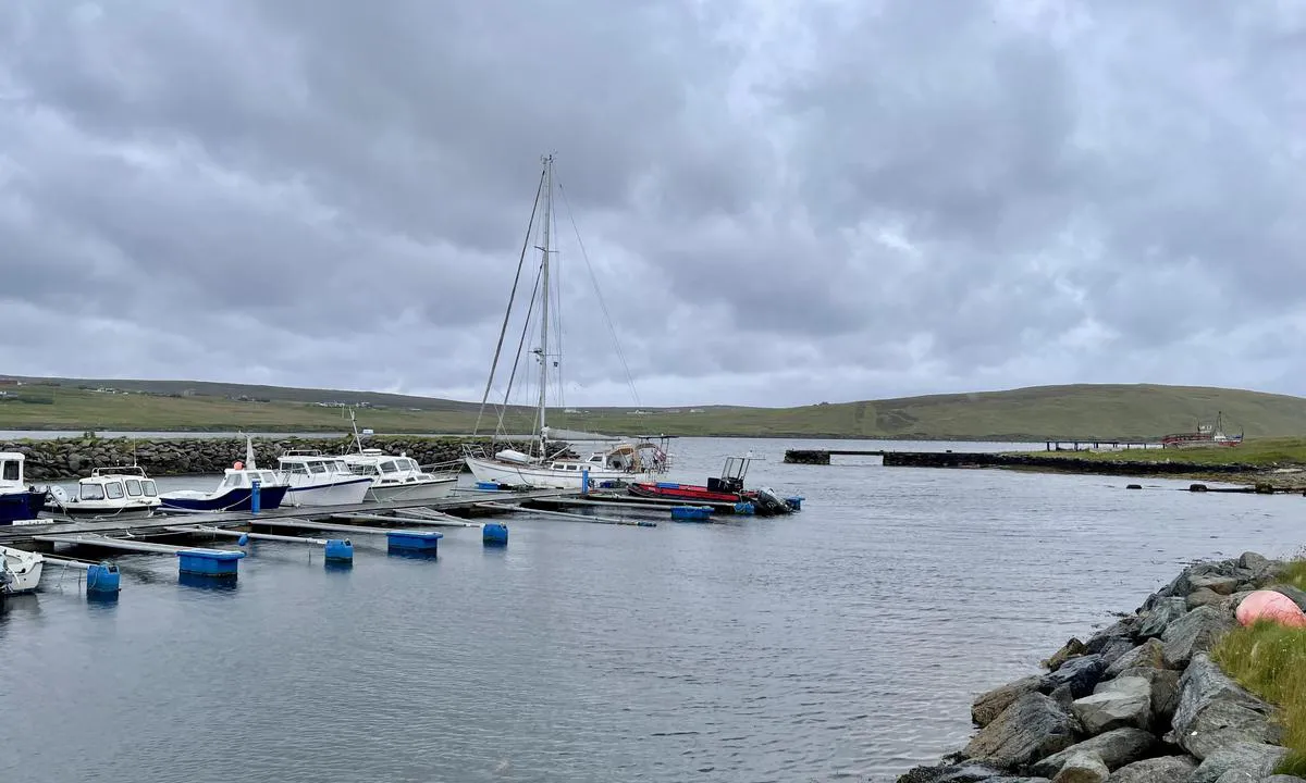 Mid Yell Marina: {"base": "en", "no": "Godt beskyttet fra de fleste vinder. Noe trafikk fra mindre oppdrettsfart\u00f8y.", "se": "V\u00e4l skyddad fr\u00e5n de flesta vindar. Viss trafik fr\u00e5n mindre fiskodlingsfartyg.", "en": "Well protected from most winds. Some Traffic from smaller fishfarm vessels.", "da": "Godt beskyttet mod de fleste vinde. Noget trafik fra mindre fiskeopdr\u00e6tsfart\u00f8jer."}