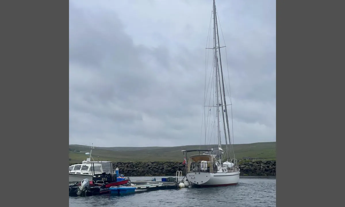 Mid Yell Marina: {"base": "en", "no": "Plass til to b\u00e5ter p\u00e5 hver side av hammerhodet", "se": "Plats f\u00f6r tv\u00e5 b\u00e5tar p\u00e5 varje sida av hamnarhuvudet", "en": "Room for two boats on each side of the hammerhead", "da": "Plads til to b\u00e5de p\u00e5 hver side af hammerhovedet"}