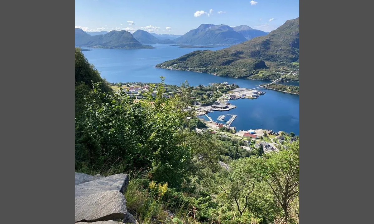 {"base": "no", "no": "Halvveis opp mot Digergubben/Midsundhornet", "se": "Halvv\u00e4gs upp mot Digergubben/Midsundhornet", "en": "Halfway up towards Digergubben/Midsundhornet", "da": "Halvvejs op mod Digergubben/Midsundhornet"}