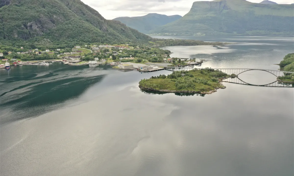 Midsund: {"base": "no", "no": "Innsegling n\u00e5r man kommer fra \u00f8st under brua. Marianen ligger til venstre i bildet.", "se": "Insegling n\u00e4r man kommer fr\u00e5n \u00f6st under bron. Marinan ligger till v\u00e4nster i bilden.", "en": "Entering when coming from the east under the bridge. The marina is located to the left in the picture.", "da": "Indsejling n\u00e5r man kommer fra \u00f8st under broen. Marinaen ligger til venstre i billedet."}