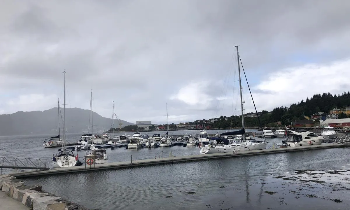 Midsund: {"base": "no", "no": "Gjestehavna sett fra land - longside eller fort\u00f8yning p\u00e5 uterigger.\r\nOgs\u00e5 mulig \u00e5 ligge p\u00e5 b\u00f8lgebryteren n\u00e5r v\u00e6ret tillater det.", "se": "G\u00e4sthamnen sedd fr\u00e5n land - l\u00e5ngsida eller f\u00f6rt\u00f6jning p\u00e5 y-bom. \u00c4ven m\u00f6jligt att ligga vid v\u00e5gbrytaren n\u00e4r v\u00e4dret till\u00e5ter det.", "en": "Guest harbor as seen from land - alongside or mooring on an outer pier. Also possible to moor at the breakwater when the weather allows.", "da": "G\u00e6stehavnen set fra land - langsides eller fort\u00f8jning ved p\u00e6lebro. Ogs\u00e5 muligt at ligge ved b\u00f8lgebryderen n\u00e5r vejret tillader det."}