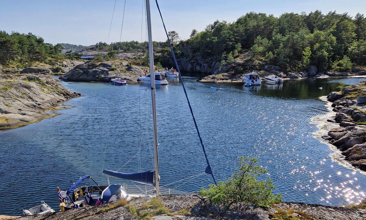 Midtre Sandvika: {"base": "no", "no": "Stille og rolig selv om det bl\u00e5ser 8-10 m/s rett p\u00e5 utsiden", "se": "Stilla och lugnt \u00e4ven om det bl\u00e5ser 8-10 m/s rakt utanf\u00f6r", "en": "Quiet and calm even if it blows 8-10 m/s right outside", "da": "Stille og rolig selvom det bl\u00e6ser 8-10 m/s lige udenfor"}