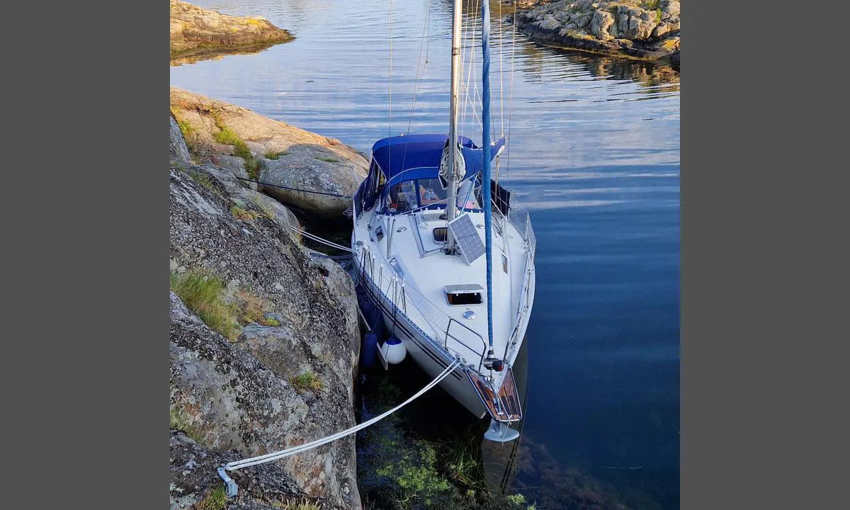 Midtre Sandvika: {"base": "no", "no": "Fort\u00f8yning fra baug", "se": "F\u00f6rt\u00f6jning fr\u00e5n f\u00f6r", "en": "Mooring from the bow", "da": "Fort\u00f8jning fra bov"}