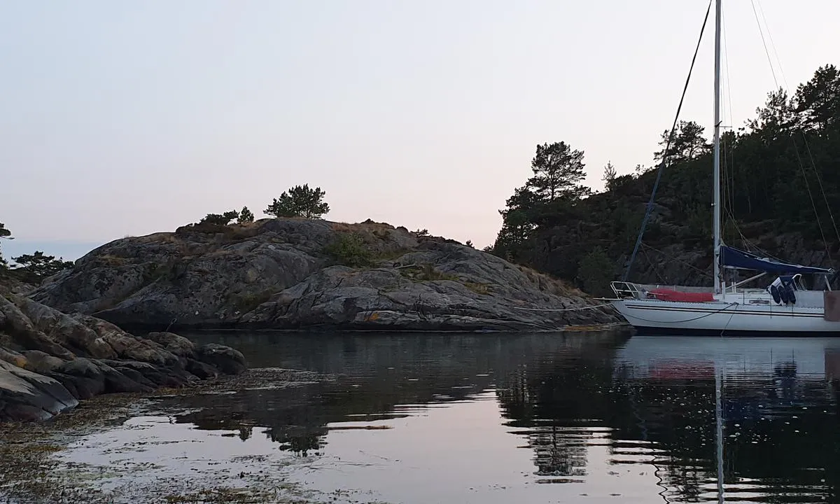 Midtre Sandvika: {"base": "no", "no": "En bolt p\u00e5 odden til venstre i bildet. V\u00e6r obs p\u00e5 grunne p\u00e5 begge sider av bolten", "se": "En bult p\u00e5 udden till v\u00e4nster i bilden. Var uppm\u00e4rksam p\u00e5 grunden p\u00e5 b\u00e5da sidorna av bulten", "en": "A bollard on the point to the left in the picture. Be aware of shallows on both sides of the bollard.", "da": "En bolt p\u00e5 odden til venstre i billedet. V\u00e6r obs p\u00e5 grunde p\u00e5 begge sider af bolten"}