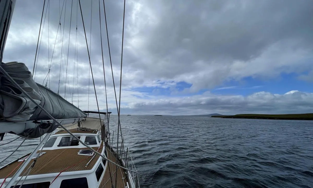 Millburn Bay: {"base": "en", "no": "Bukten er \u00e5pen fra s\u00f8r, og Kirkwall kan sees da det bare er 5 nautiske mil unna", "se": "Viken \u00e4r \u00f6ppen fr\u00e5n s\u00f6der, och Kirkwall kan ses d\u00e5 det bara \u00e4r 5 nautiska mil bort", "en": "The bay is open from the south, and Kirkwall can be seen as it just 5 nautical miles away", "da": "Bugten er \u00e5ben fra syd, og Kirkwall kan ses da det kun er 5 s\u00f8mil v\u00e6k"}