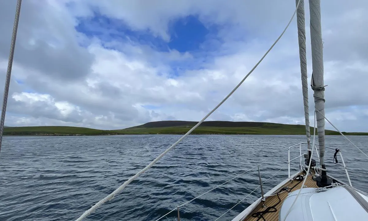 Millburn Bay: {"base": "en", "no": "Utsikten mot vest - nordvest.", "se": "Utsikten mot v\u00e4st - nordv\u00e4st.", "en": "The view towards west - northwest.", "da": "Udsigten mod vest - nordvest."}