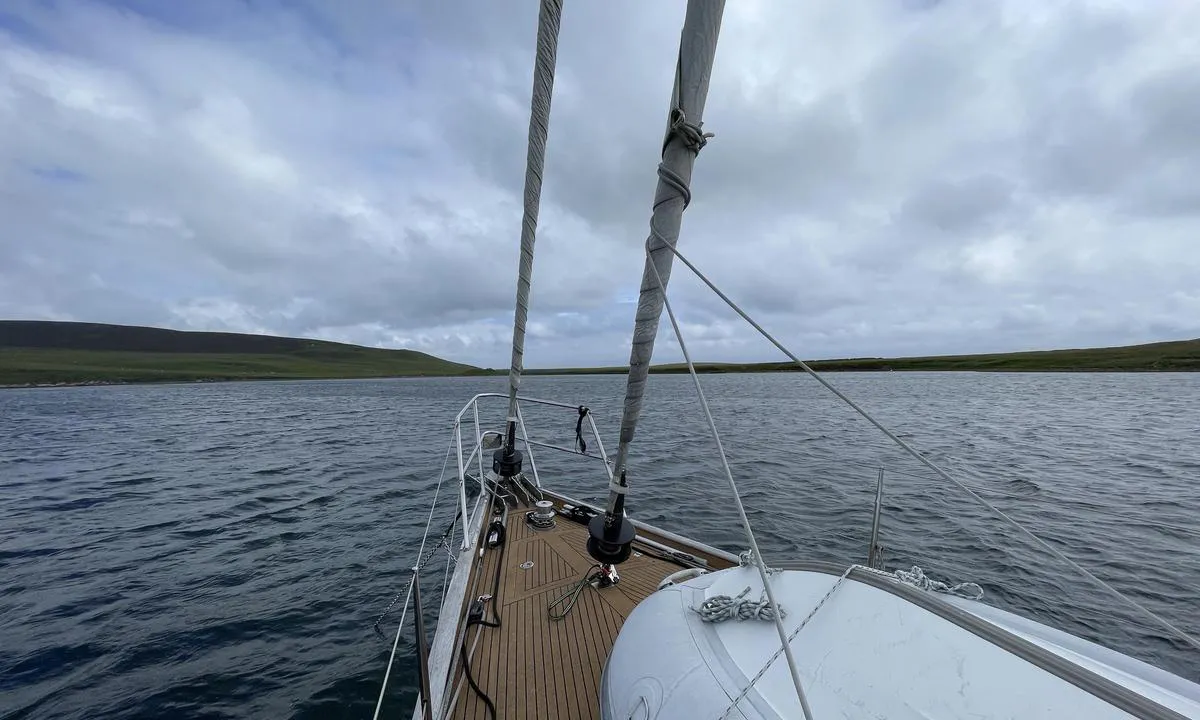 Millburn Bay: {"base": "en", "no": "Slutten av bukten mot nord. Relativt lavt terreng s\u00e5 ingen skjerming fra den nordlige brisen, men veldig godt ankerfeste og ingen d\u00f8nninger gj\u00f8r dette til en god ankringsplass.", "se": "Slutet av bukten mot norr. Relativt l\u00e5gt terr\u00e4ng s\u00e5 inget skydd fr\u00e5n nordlig bris, men mycket bra f\u00e4ste och ingen svall g\u00f6r detta till en bra ankringsplats.", "en": "The end of the bay towards the North. Relativly low terrain so no shelter from the northerly breeze, but very good holding and no swell makes this a good anchorage.", "da": "Enden af bugten mod nord. Relativt lavt terr\u00e6n, s\u00e5 ingen beskyttelse mod nordenvinden, men meget godt ankerhold og ingen d\u00f8nninger g\u00f8r dette til en god ankerplads."}