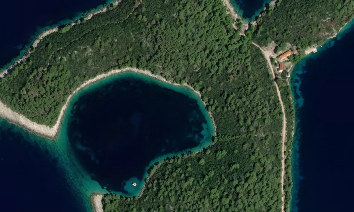 Flyfoto av Mljet "West Bay"