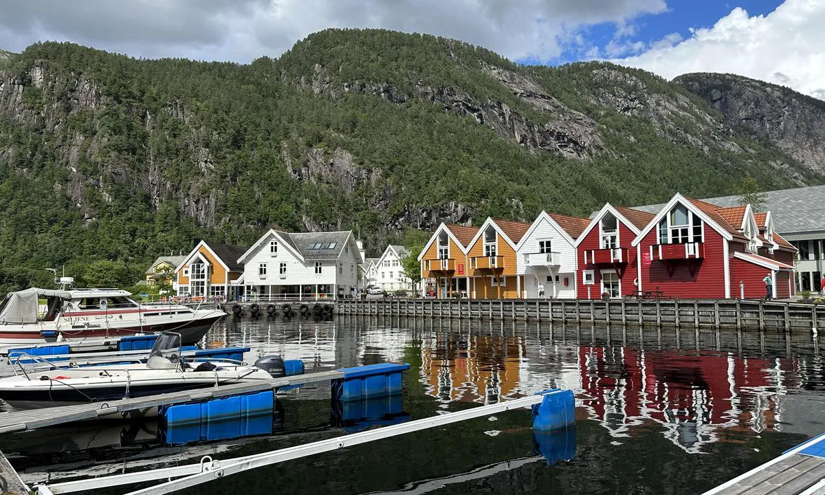 Modalen brygge med kafe/restaurant. Samt Coop Marked.