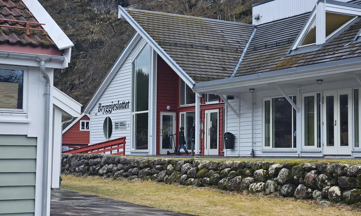 Modalen Båthavn: {"base": "no", "no": "I denne bygningen like ved kaien er det offentlig sv\u00f8mmehall og Bowlingbane", "se": "I denna byggnad precis vid kajen finns det en offentlig simhall och en bowlingbana", "en": "In this building right by the quay, there is a public swimming pool and a bowling alley.", "da": "I denne bygning lige ved kajen er der offentlig sv\u00f8mmehal og bowlingbane"}