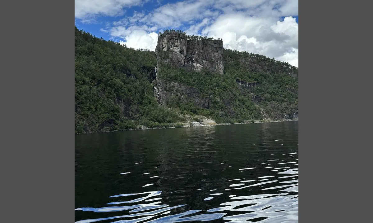 Modalen Båthavn: {"base": "no", "no": "P\u00e5 vei videre f\u00e5r du en miniutgave av Prekestolen.", "se": "P\u00e5 v\u00e4g vidare f\u00e5r du en miniatyrversion av Preikestolen.", "en": "On your way ahead, you will get a mini version of the Pulpit Rock.", "da": "P\u00e5 vej videre f\u00e5r du en miniudgave af Pr\u00e6dikestolen."}