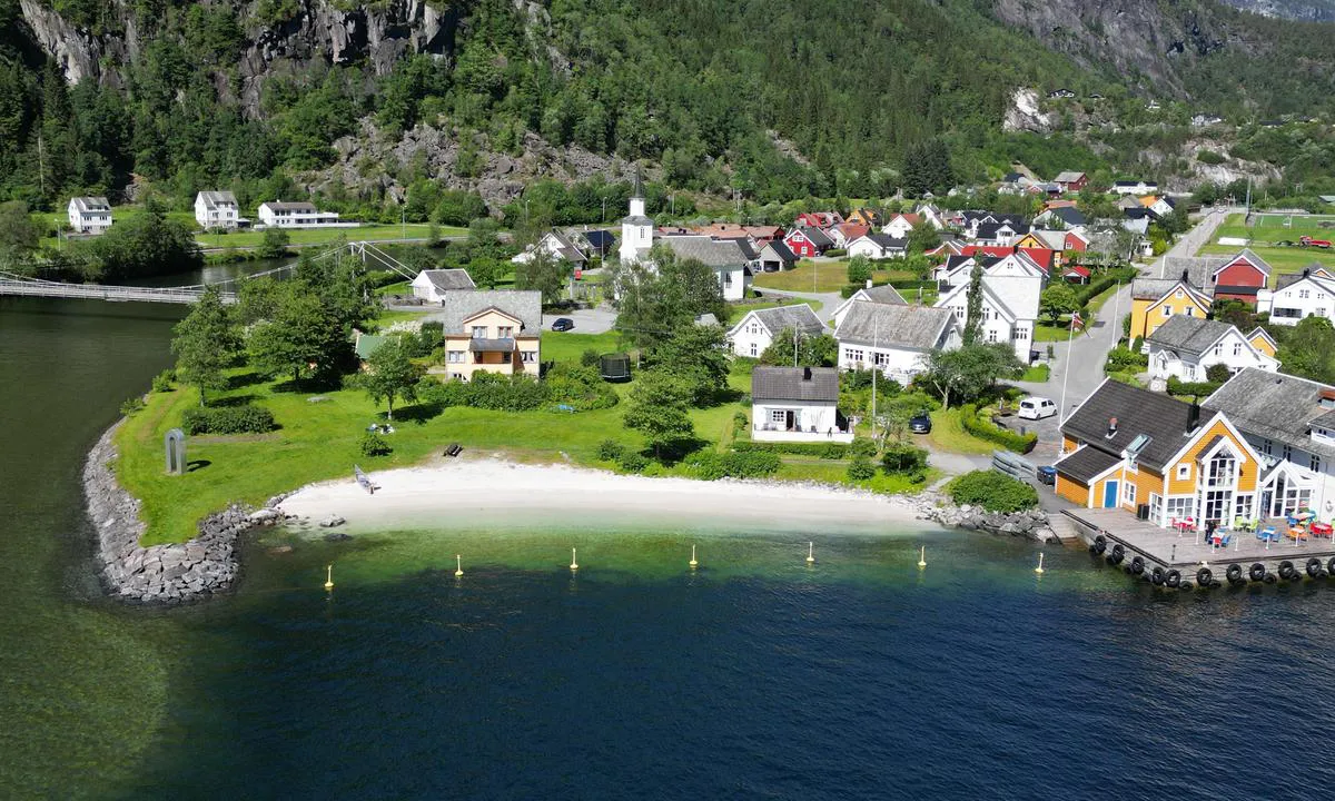 Modalen Båthavn: {"base": "de", "no": "Badestrand.", "se": "Badstrand.", "en": "Bathing beach.", "da": "Badestrand.", "fr": "plage de baignade", "de": "Badestrand.", "es": "Playa para ba\u00f1arse.", "it": "Spiaggia balneabile.", "pt": "Praia para banhos.", "nl": "Strand.", "pl": "Pla\u017ca k\u0105pielowa.", "uk": "\u041f\u043b\u044f\u0436 \u0434\u043b\u044f \u043a\u0443\u043f\u0430\u043d\u043d\u044f.", "ro": "Plaj\u0103 pentru \u00eenot.", "tr": "Plaj.", "el": "\u03a0\u03b1\u03c1\u03b1\u03bb\u03af\u03b1 \u03b3\u03b9\u03b1 \u03ba\u03bf\u03bb\u03cd\u03bc\u03c0\u03b9.", "cs": "Pl\u00e1\u017e ke koup\u00e1n\u00ed.", "hu": "F\u00fcrd\u0151strand.", "fi": "Uimaranta.", "bg": "\u041f\u043b\u0430\u0436.", "sr": "\u041f\u043b\u0430\u0436\u0430 \u0437\u0430 \u043a\u0443\u043f\u0430\u045a\u0435.", "et": "Suplusrand.", "lv": "Peldvieta.", "lt": "Papl\u016bdimys."}