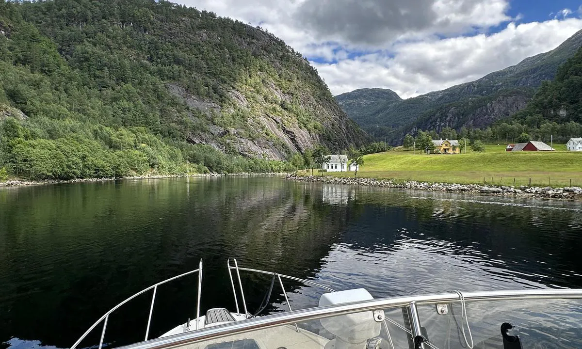 {"base": "no", "no": "For \u00e5 komme inn til Modalen m\u00e5 man kj\u00f8re gjennom Mostraumen. Det er smalt og 3 meter p\u00e5 grunneste. Mye str\u00f8m. Men verdt turen.", "se": "F\u00f6r att komma in till Modalen m\u00e5ste man k\u00f6ra genom Mostraumen. Det \u00e4r smalt och 3 meter p\u00e5 grunda st\u00e4llen. Mycket str\u00f6m. Men v\u00e4rt resan.", "en": "To enter Modalen, you must navigate through Mostraumen. It is narrow and 3 meters at its shallowest. Strong currents. But worth the trip.", "da": "For at komme ind til Modalen skal man sejle gennem Mostraumen. Det er smalt og 3 meter p\u00e5 det laveste. Meget str\u00f8m. Men det er turen v\u00e6rd."}
