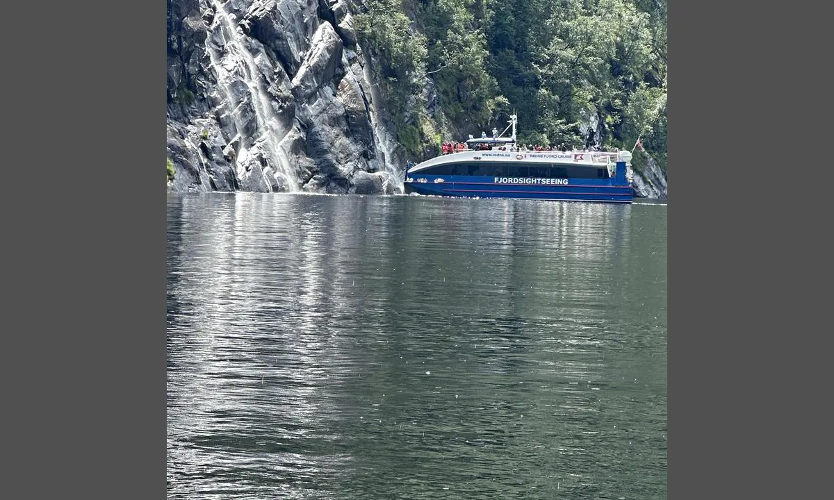 Modalen Båthavn: {"base": "no", "no": "En av flere turistb\u00e5ter. En opplevelse \u00e5 kunne kj\u00f8re b\u00e5ten helt under fossen som kommer ned fra fjellsiden.", "se": "En av flera turistb\u00e5tar. En upplevelse att kunna k\u00f6ra b\u00e5ten helt under vattenfallet som kommer ner fr\u00e5n bergssidan.", "en": "One of several tourist boats. An experience to be able to navigate the boat right under the waterfall that comes down from the mountainside.", "da": "En af flere turistb\u00e5de. En oplevelse at kunne sejle b\u00e5den helt under vandfaldet, der kommer ned fra fjeldsiden."}