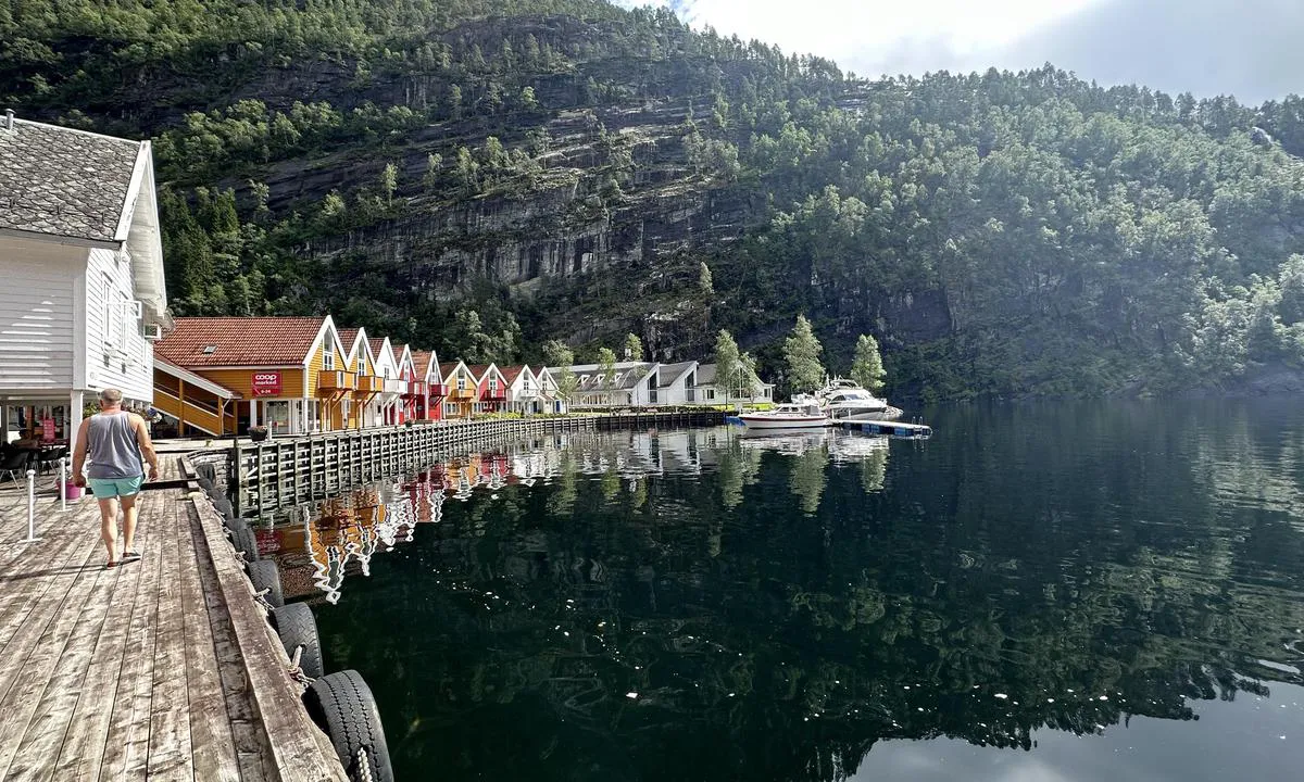 Modalen Båthavn: Gjestebrygga har utriggere på innsiden. Det kan komme litt skvalp og bølger fra turistbåtene som kommer noen ganger for dagen. De er flinke til å sakke ned et godt stykke ute i fjorden, men det følger likevel med noen dønninger. Fendre godt så går det fint. Roligere på innsiden.