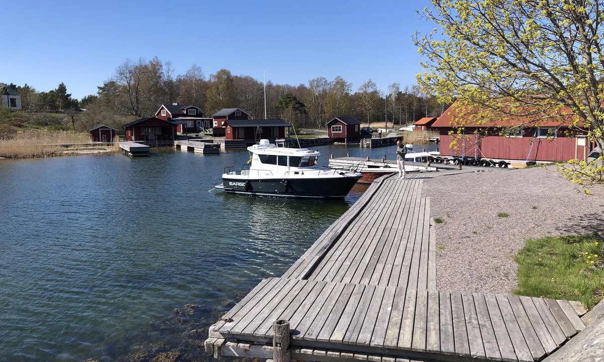 {"base": "en", "no": "Brygge C i Kyrkviken p\u00e5 M\u00f6ja.", "se": "Kaj C i Kyrkviken p\u00e5 M\u00f6ja.", "en": "Pier C in Kyrkviken in M\u00f6ja.", "da": "Kaj C i Kyrkviken p\u00e5 M\u00f6ja."}