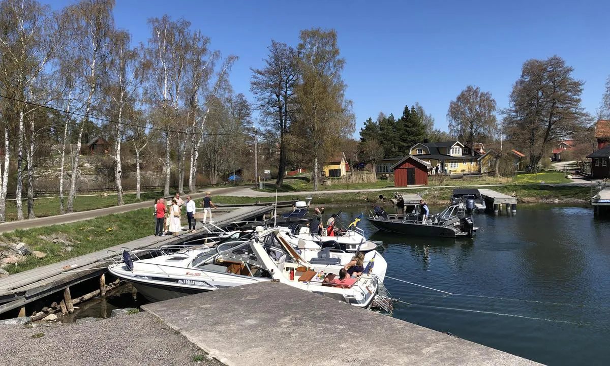 {"base": "en", "no": "Brygge B i Kyrkviken p\u00e5 M\u00f6ja.", "se": "Piren B i Kyrkviken i M\u00f6ja.", "en": "Pier B in Kyrkviken in M\u00f6ja.", "da": "Mole B i Kyrkviken p\u00e5 M\u00f6ja."}