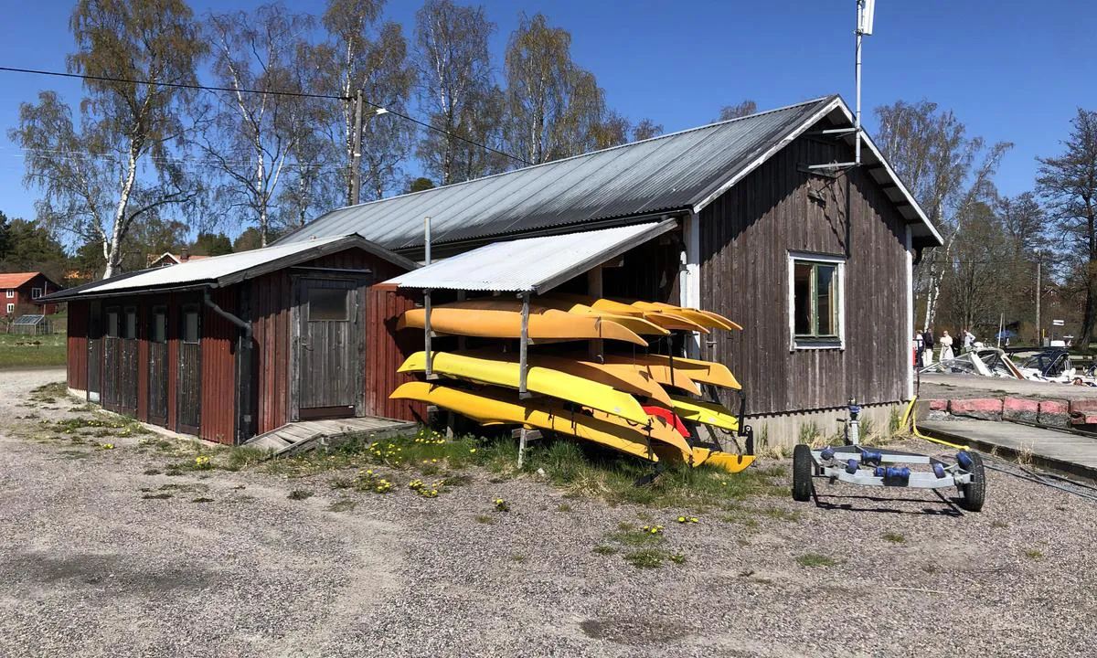 Kyrkviken - Möja: {"base": "en", "no": "Du kan leie havkajakker i M\u00f6ja havn", "se": "Du kan hyra havskajaker i M\u00f6ja hamn", "en": "You can rent sea kayaks in M\u00f6ja harbour", "da": "Du kan leje havkajakker i M\u00f6ja havn"}