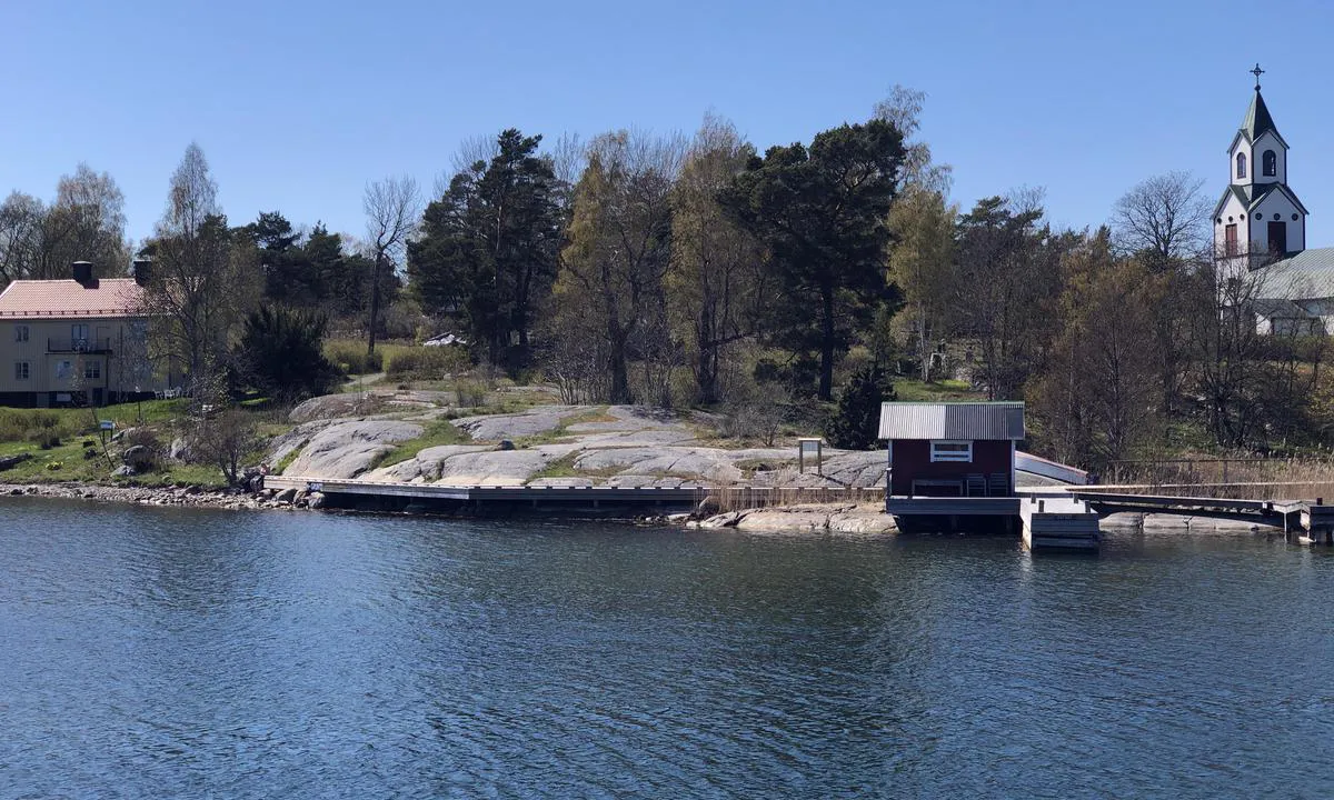 {"base": "en", "no": "Brygge A i Kyrkviken p\u00e5 M\u00f6ja.", "se": "Brygga A i Kyrkviken p\u00e5 M\u00f6ja.", "en": "Pier A in Kyrkviken in M\u00f6ja.", "da": "Pier A i Kyrkviken p\u00e5 M\u00f6ja."}