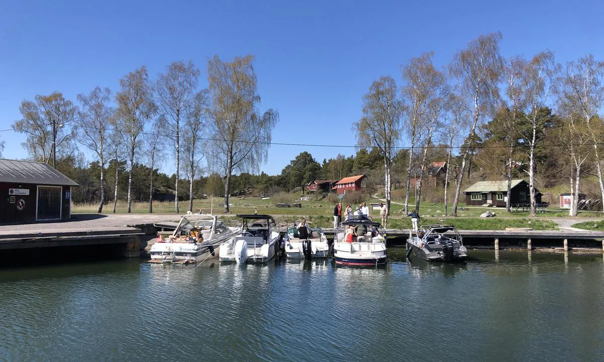 Kyrkviken - Möja: The innermost pier (B) in Möja. You dock with an aft anchor and bow towards the pier.