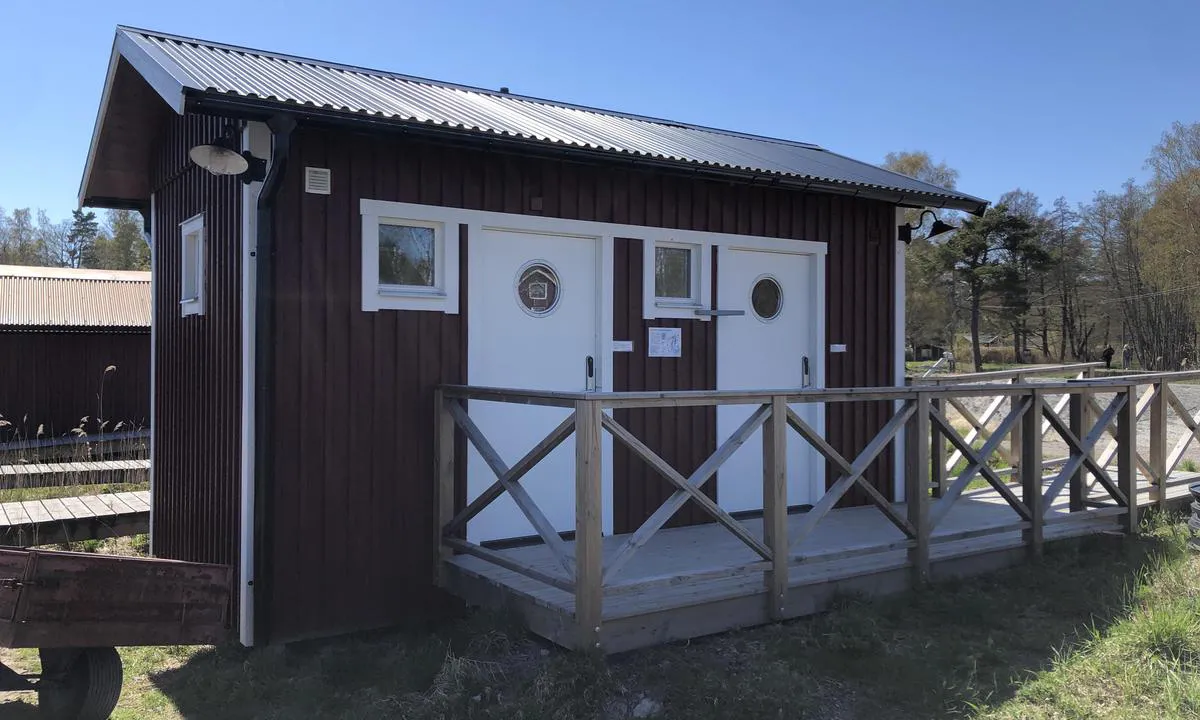 Kyrkviken - Möja: {"base": "en", "no": "M\u00f6ja havn har fine toaletter for marinaens gjester", "se": "M\u00f6ja hamn har fina toaletter f\u00f6r marinans g\u00e4ster", "en": "M\u00f6ja harbour has nice toilets for the marina guests", "da": "M\u00f6ja havn har gode toiletter til marinaens g\u00e6ster"}