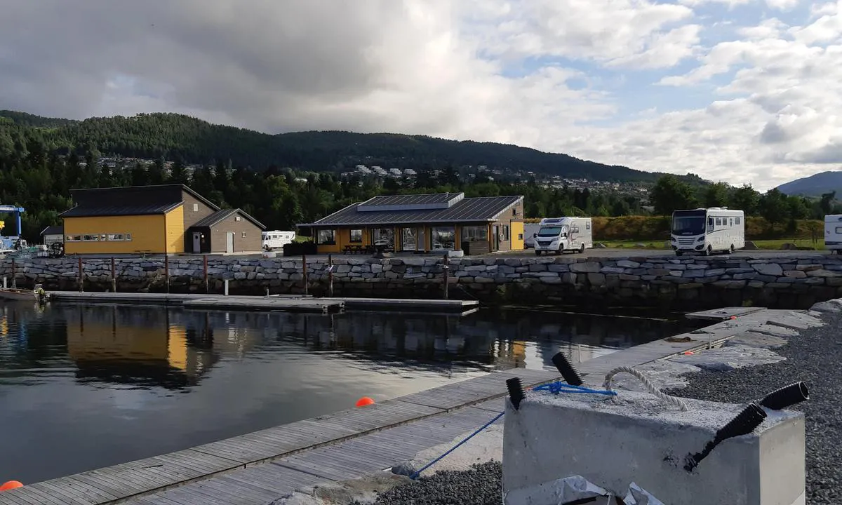 Molde Marina: {"base": "no", "no": "Servicebygg med toalett, dusj, vask og t\u00f8rk.\r\nKode f\u00e5r en p\u00e5 Go marina appen n\u00e5r en betaler.", "se": "Servicebyggnad med toalett, dusch, tv\u00e4tt och torkning. <br>Kod f\u00e5r man i Go marina-appen n\u00e4r man betalar.", "en": "Service building with toilet, shower, wash, and dry. You get a code on the Go Marina app when you pay.", "da": "Servicebygning med toilet, brusebad, vask og t\u00f8rring. <br>Kode f\u00e5r man i Go Marina appen, n\u00e5r man betaler."}
