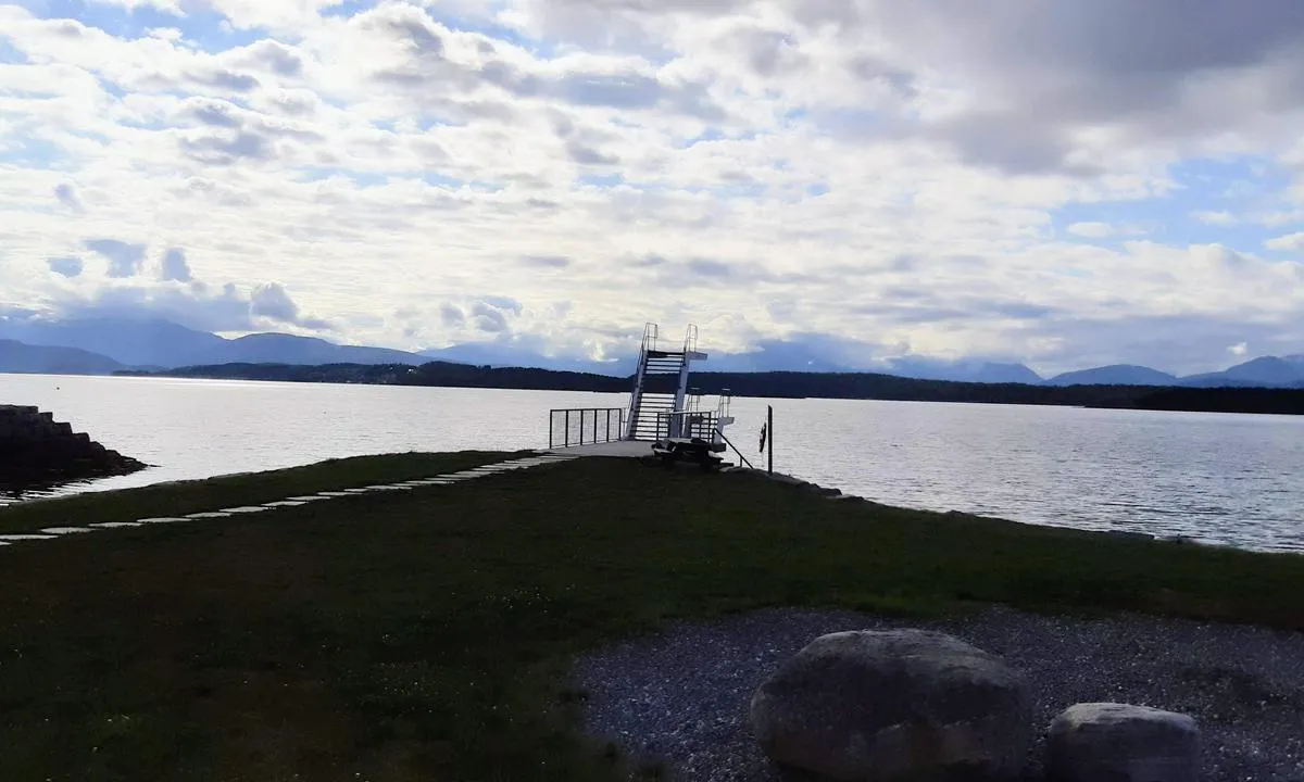 Molde Marina: {"base": "no", "no": "Stupet\u00e5rn p\u00e5 badeplassen.", "se": "Hopptorn vid badplatsen.", "en": "Diving tower at the swimming area.", "da": "St\u00e5lt\u00e5rn ved badepladsen."}