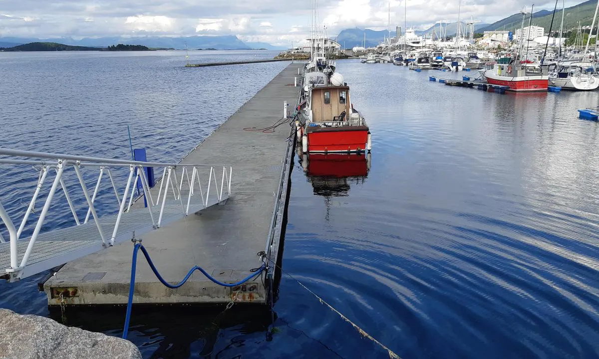 Molde Marina: Gjestebrygge.
Langsmed på innsiden av "bølgebryteren".
Godt med strømuttak og vann, samt kryssholter.