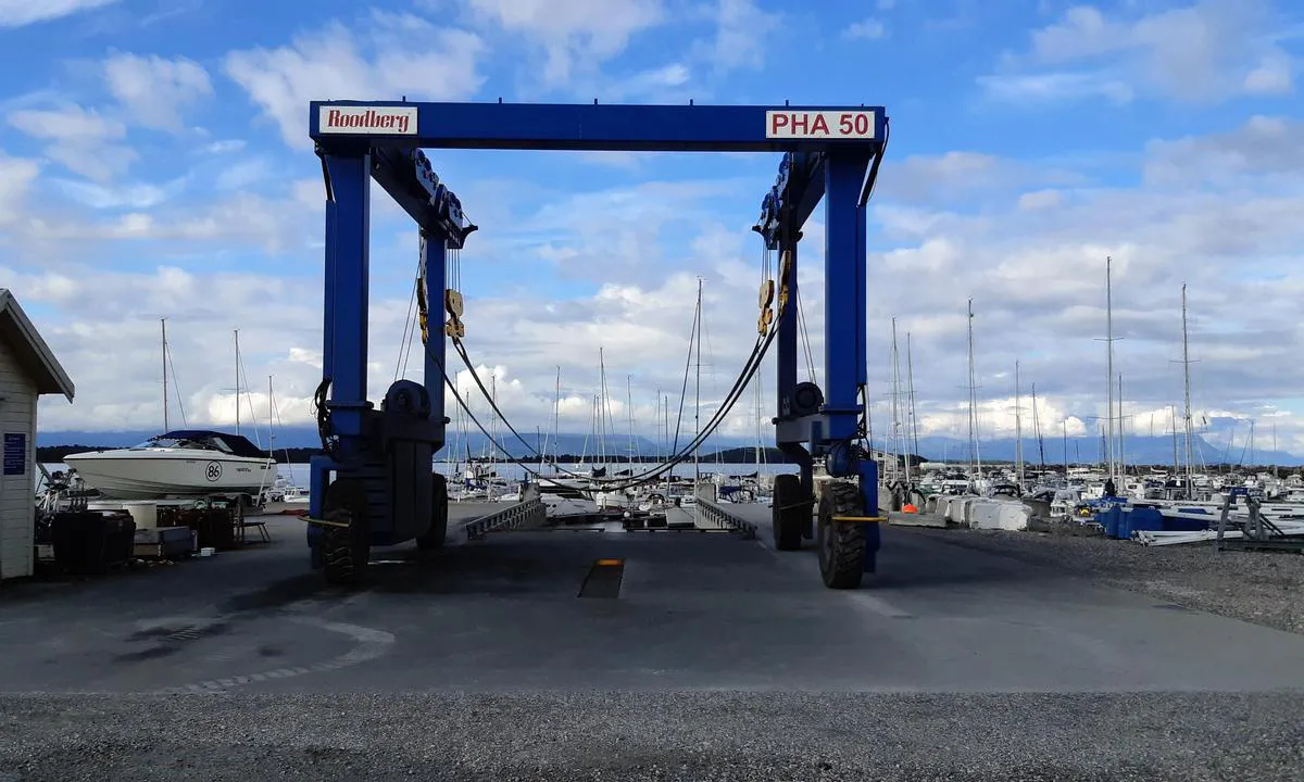 Molde Marina: Kran for løfting av båter.
Fint anlegg.