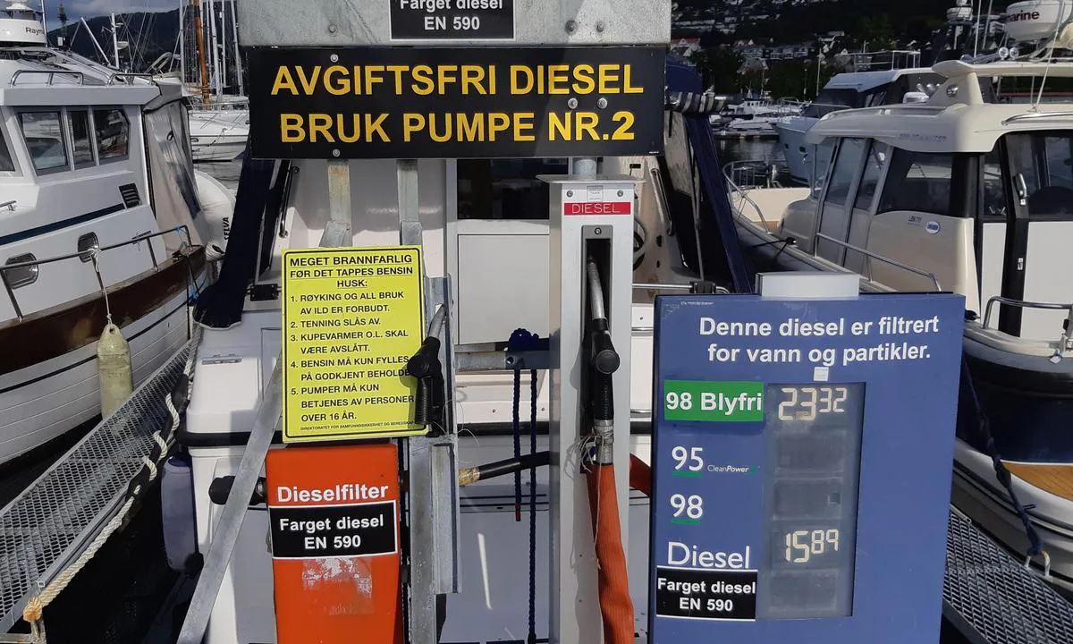 Molde Marina: {"base": "no", "no": "Fyllestasjon p\u00e5 egen flytebrygge.\r\nDiesel, bensin og vann.", "se": "Fyllningsstation p\u00e5 egen flytbrygga.<br>Diesel, bensin och vatten.", "en": "Filling station on its own floating dock. Diesel, gasoline, and water.", "da": "Tankstation p\u00e5 egen flydebro.<br>Diesel, benzin og vand."}