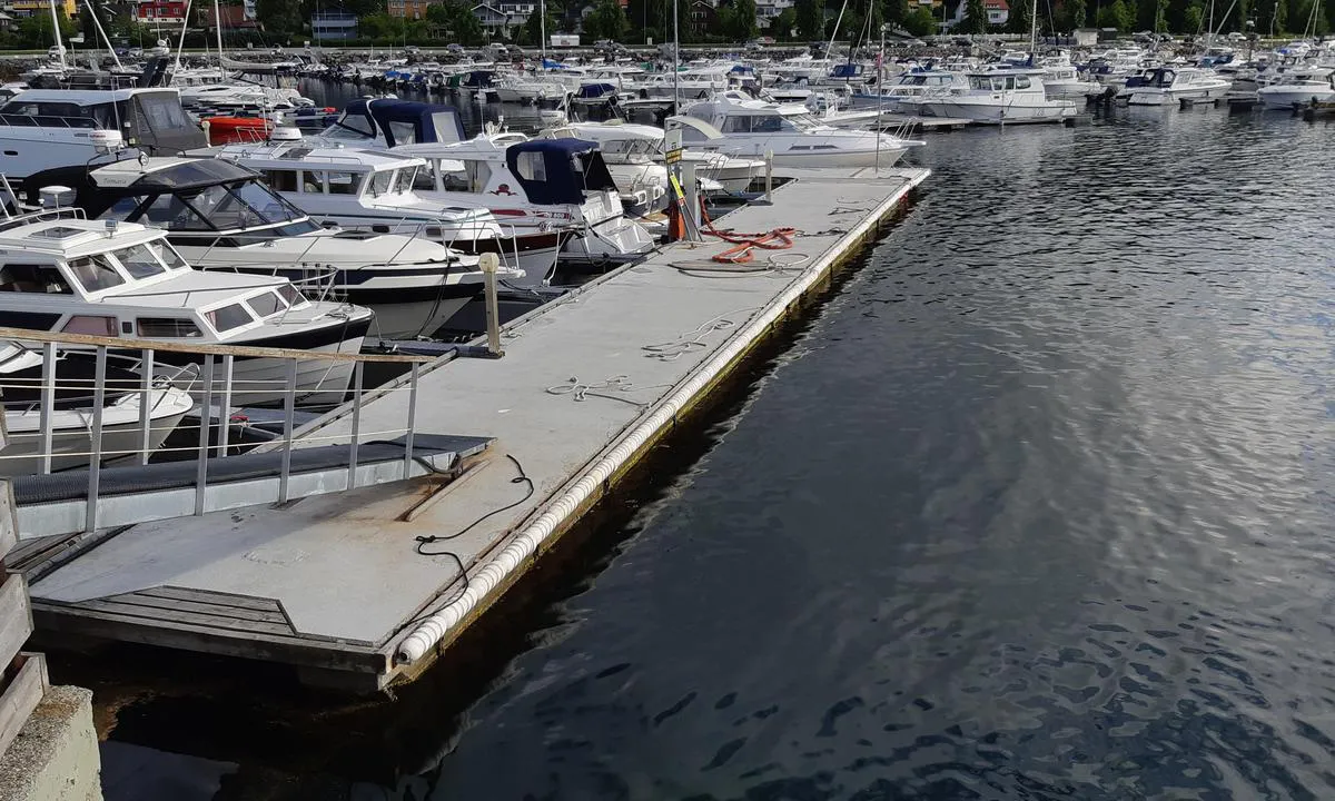 Molde Marina: {"base": "no", "no": "Egen brygge for diesel og bensin.", "se": "Egen brygga f\u00f6r diesel och bensin.", "en": "Own dock for diesel and gasoline.", "da": "Egen bro for diesel og benzin."}