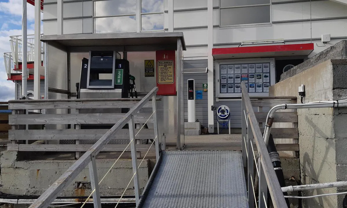 Molde Marina: Fyllestasjon på land med kortautomat.