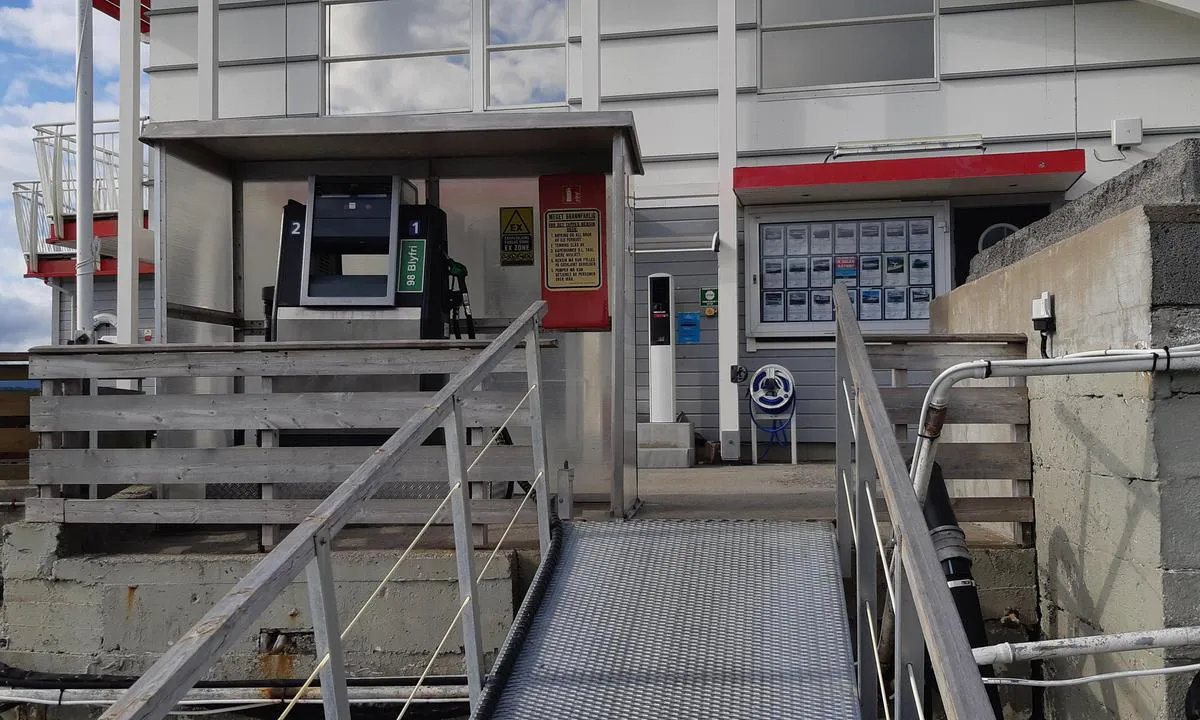 Molde Marina: {"base": "no", "no": "Fyllestasjon p\u00e5 land med kortautomat.", "se": "Tankstation p\u00e5 land med kortautomat.", "en": "Refueling station on land with card machine.", "da": "Tankstation p\u00e5 land med kortautomat."}