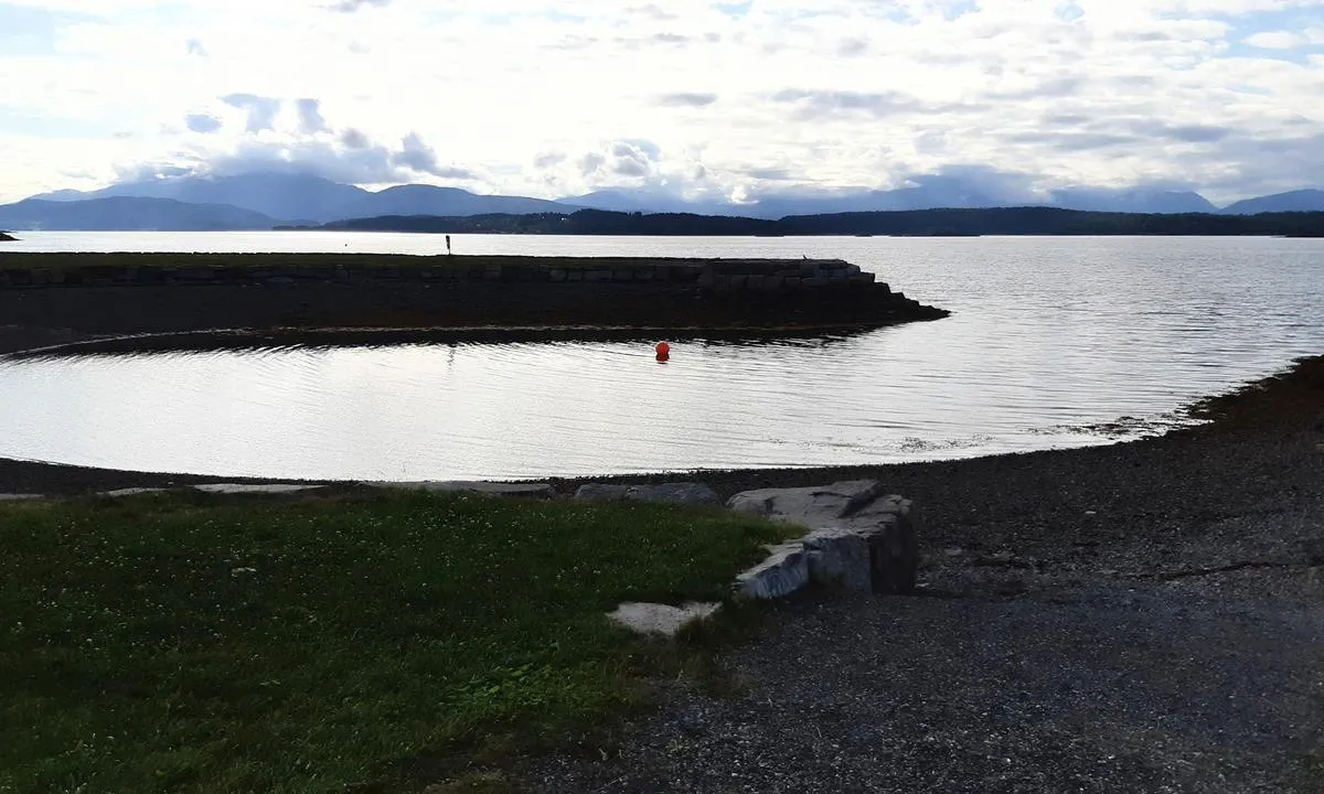 Molde Marina: {"base": "no", "no": "Badeplass med \"strand\".\r\nNB!pass p\u00e5, det blir fort br\u00e5dybt.", "se": "Badplats med \"strand\". <br> NB! Var f\u00f6rsiktig, det blir snabbt djupt.", "en": "Bathing area with 'beach'.\nNB! Be careful, it becomes deep suddenly.", "da": "Badeplads med \"strand\". <br>NB! Pas p\u00e5, det bliver hurtigt dybt."}
