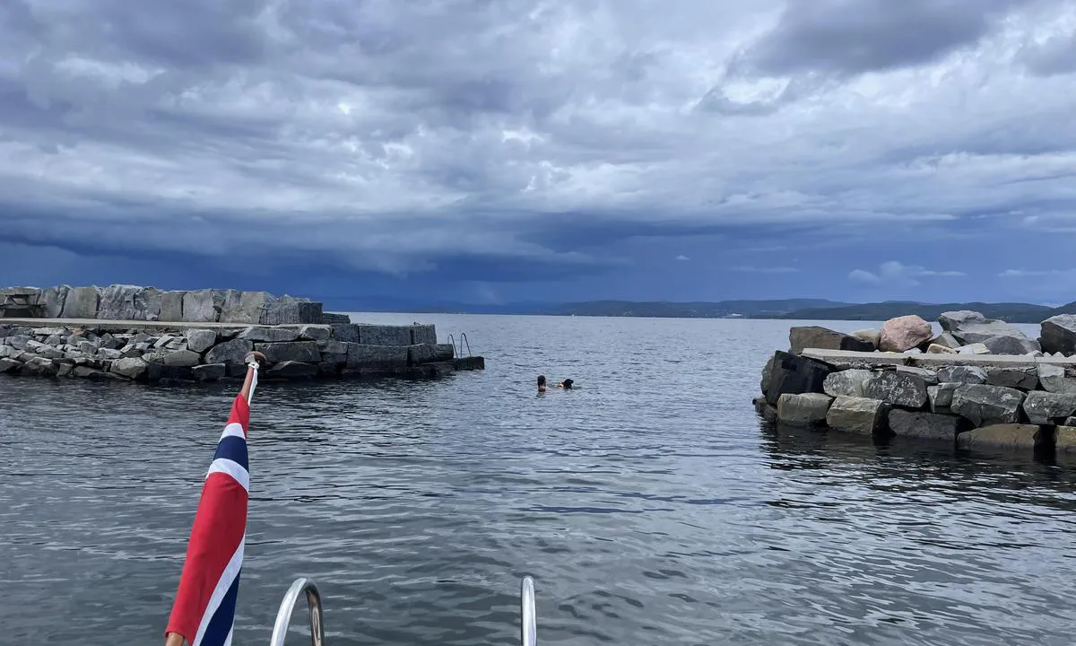 Mølen: {"base": "no", "no": "Bilde av hvor man kj\u00f8rer inn i bukta.", "se": "Bild av var man k\u00f6r in i bukten.", "en": "<img src='path_to_image.jpg' alt='Image of the entrance to the bay for navigation.' />", "da": "Billede af hvor man sejler ind i bugten."}