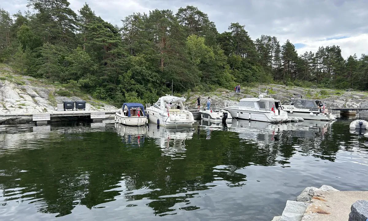 Mølen: Godt ankerfeste i sand/mudder. Godt med øyekroker langs bryggekanten rundt hele