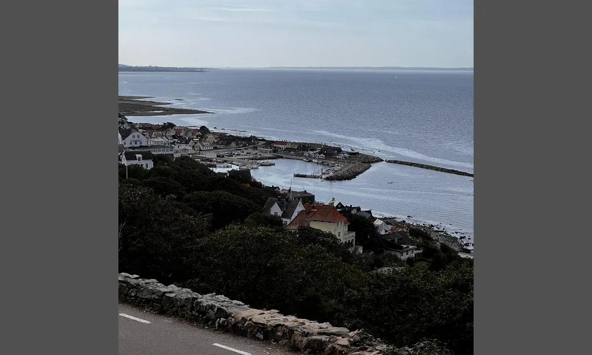 Mölle - Höganäs: {"base": "se", "no": "M\u00f6lle havn sett ovenfra Kullaberg. Bildet er tatt den 13/8-2023.", "se": "M\u00f6lle hamn sett uppifr\u00e5n kullaberg. Bilden \u00e4r tagen den 13/8-2023.", "en": "M\u00f6lle harbor seen from above Kullaberg. The picture was taken on 13/8-2023.", "da": "M\u00f6lle havn set ovenfra kullaberg. Billedet er taget den 13/8-2023."}