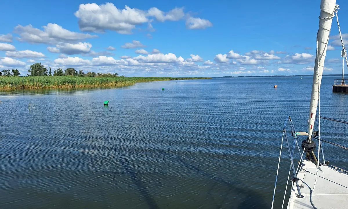 Mönkebude3: {"base": "en", "no": "B\u00f8yer ved inngangen til havnen.", "se": "Bojar vid hamnens inlopp.", "en": "Buoys at the entrance of the harbour.", "da": "B\u00f8jer ved havnens indsejling.", "fr": "Balises \u00e0 l'entr\u00e9e du port.", "de": "Tonnen am Hafeneingang.", "es": "Boya en la entrada del puerto.", "it": "Boe all\u2019ingresso del porto.", "pt": "b\u00f3ias na entrada do porto.", "nl": "Boeien bij de ingang van de haven.", "pl": "Boje przy wej\u015bciu do portu.", "uk": "\u0411\u0443\u0457 \u043d\u0430 \u0432\u0445\u043e\u0434\u0456 \u0434\u043e \u0433\u0430\u0432\u0430\u043d\u0456.", "ro": "Bujii la intrarea \u00een port.", "tr": "Liman giri\u015findeki \u015famand\u0131ralar.", "el": "\u03a6\u03b1\u03bd\u03ac\u03c1\u03b9\u03b1 \u03c3\u03c4\u03b7\u03bd \u03b5\u03af\u03c3\u03bf\u03b4\u03bf \u03c4\u03bf\u03c5 \u03bb\u03b9\u03bc\u03b1\u03bd\u03b9\u03bf\u03cd.", "cs": "Splavy u vchodu do p\u0159\u00edstavu.", "hu": "\u00dasz\u00f3 b\u00f3j\u00e1k a kik\u00f6t\u0151 bej\u00e1rat\u00e1n\u00e1l.", "fi": "Majakat sataman sis\u00e4\u00e4nk\u00e4ynnill\u00e4.", "bg": "\u0411\u0443\u0439\u043e\u0432\u0435 \u043d\u0430 \u0432\u0445\u043e\u0434\u0430 \u043d\u0430 \u043f\u0440\u0438\u0441\u0442\u0430\u043d\u0438\u0449\u0435\u0442\u043e.", "sr": "Boje na ulazu u luku.", "et": "Sildid sadama sissep\u00e4\u00e4su juures.", "lv": "Bojes ostas ieej\u0101.", "lt": "Pl\u016bdurai prie uosto \u012fplaukos."}