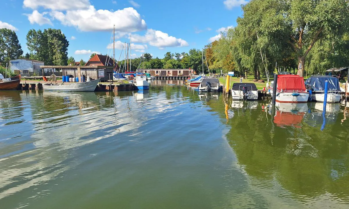 Mönkebude3: {"base": "en", "no": "Inngangen til \u00abFischereihafen\u00bb.", "se": "Inlopp till 'Fischereihafen'.", "en": "Entrance of the 'fischereihafen'.", "da": "Indsejling til 'fischereihafen'.", "fr": "Entr\u00e9e du <i>Fischereihafen</i>.", "de": "Einfahrt zum 'Fischereihafen'.", "es": "Entrada del 'fischereihafen'.", "it": "Ingresso del 'fischereihafen'.", "pt": "Entrada do 'fischereihafen'.", "nl": "Ingang van de 'fischereihafen'.", "pl": "Wej\u015bcie do 'fischereihafen'.", "uk": "\u0412\u0445\u0456\u0434 \u0443 'fischereihafen'.", "ro": "Intrarea \u00een 'fischereihafen'.", "tr": "'Fischereihafen' giri\u015fi.", "el": "\u0395\u03af\u03c3\u03bf\u03b4\u03bf\u03c2 \u03c4\u03bf\u03c5 \u00abFischereihafen\u00bb.", "cs": "Vstup do 'fischereihafen'.", "hu": "A 'fischereihafen' bej\u00e1rata.", "fi": "Sis\u00e4\u00e4nk\u00e4ynti 'fischereihafen'-satamaan.", "bg": "\u0412\u0445\u043e\u0434 \u043a\u044a\u043c '\u0444\u0438\u0448\u0435\u0440\u0438\u044f\u0445\u0430\u0444\u0435\u043d'.", "sr": "Ulaz u 'fischereihafen'.", "et": "\u201eFischereihafeni\u201c sisenemine.", "lv": "Ieeja 'fischereihafen'", "lt": "\u012e\u0117jimas \u012f \u201efischereihafen\u201c"}