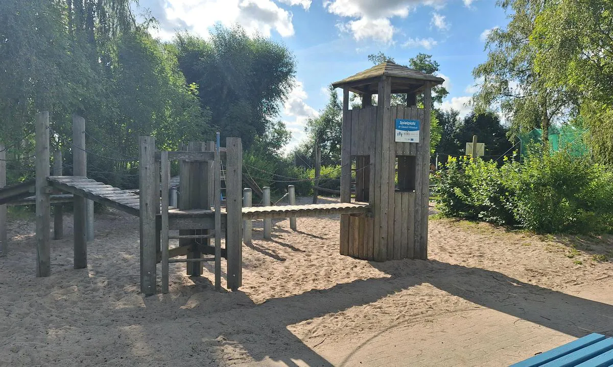 Mönkebude3: {"base": "en", "no": "Vakkert lekeomr\u00e5de", "se": "Vacker lekplats", "en": "Beautiful playground", "da": "Smuk legeplads", "fr": "Beau terrain de jeu", "de": "Wundersch\u00f6ner Spielplatz", "es": "Hermoso terreno de juego", "it": "Bellissimo campo di gioco", "pt": "Belo playground", "nl": "Prachtige speelplaats", "pl": "Pi\u0119kny plac zabaw", "uk": "\u0427\u0443\u0434\u043e\u0432\u0438\u0439 \u043c\u0430\u0439\u0434\u0430\u043d\u0447\u0438\u043a \u0434\u043b\u044f \u0456\u0433\u043e\u0440", "ro": "Parc de joac\u0103 frumos", "tr": "G\u00fczel oyun alan\u0131", "el": "\u038c\u03bc\u03bf\u03c1\u03c6\u03bf\u03c2 \u03c0\u03b1\u03b9\u03b4\u03cc\u03c4\u03bf\u03c0\u03bf\u03c2", "cs": "Kr\u00e1sn\u00e9 h\u0159i\u0161t\u011b", "hu": "Gy\u00f6ny\u00f6r\u0171 j\u00e1tsz\u00f3t\u00e9r", "fi": "Kaunis leikkipaikka", "bg": "\u041f\u0440\u0435\u043a\u0440\u0430\u0441\u043d\u0430 \u043f\u043b\u043e\u0449\u0430\u0434\u043a\u0430 \u0437\u0430 \u0438\u0433\u0440\u0438", "sr": "Prelepo igrali\u0161te", "et": "Ilus m\u00e4nguv\u00e4ljak", "lv": "Skaista rota\u013cu laukums", "lt": "Gra\u017ei vaik\u0173 \u017eaidimo aik\u0161tel\u0117"}