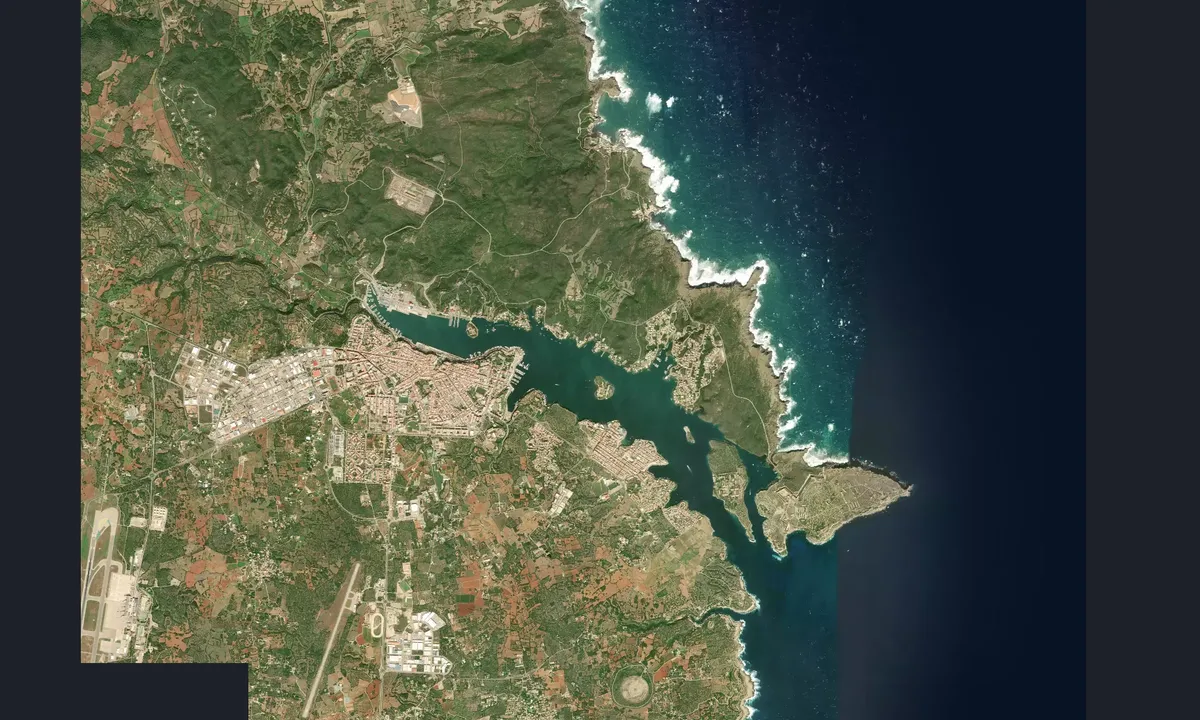Flyfoto av Mooring Island West of Isle de Rey