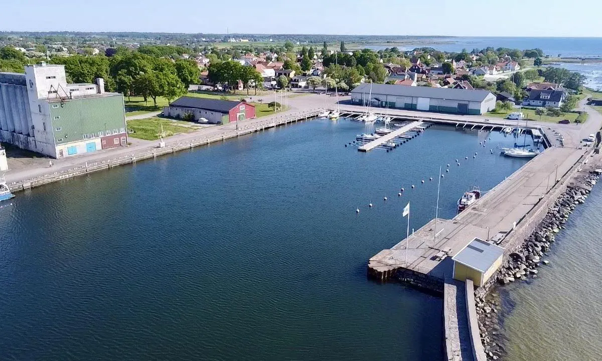 Mörbylånga Hamn: {"base": "se", "no": "Foto: Peter Bostr\u00f6m", "se": "Photo: Peter Bostr\u00f6m", "en": "Photo: Peter Bostr\u00f6m", "da": "Foto: Peter Bostr\u00f6m"}