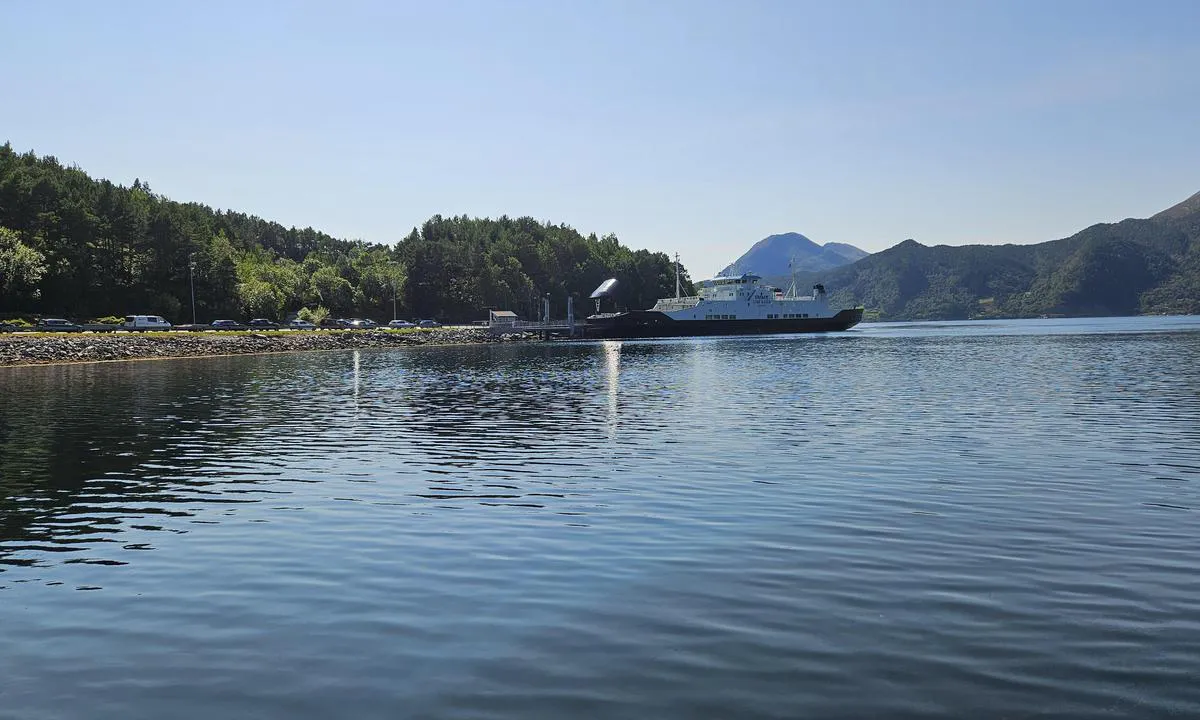 Mordalsvågen: {"base": "no", "no": "Fergekaien sett fra gjestebryggen.", "se": "F\u00e4rjeplatsen sedd fr\u00e5n g\u00e4stbryggan.", "en": "The ferry quay seen from the guest dock.", "da": "F\u00e6rgekajen set fra g\u00e6stebroen."}
